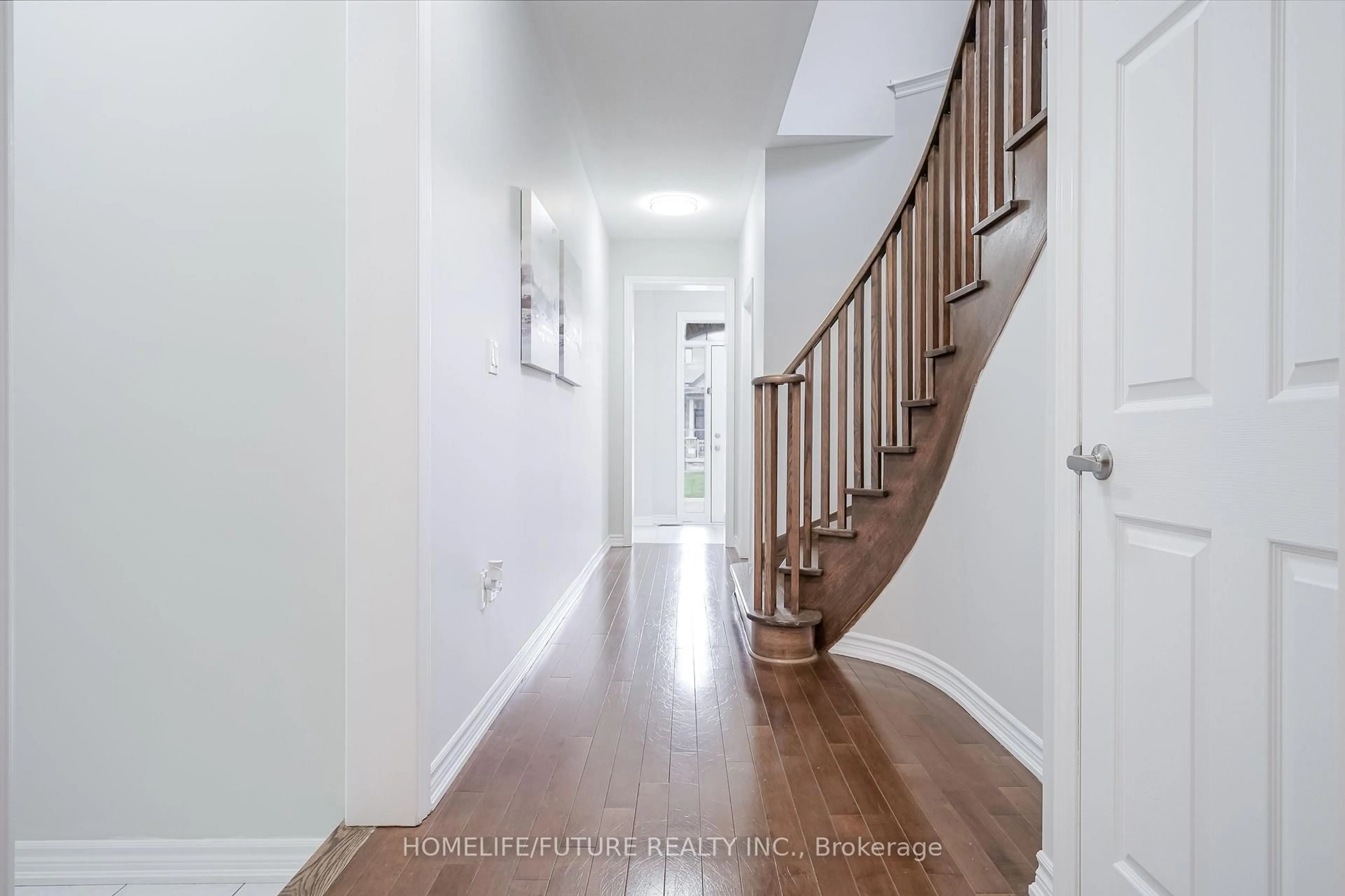 Indoor entryway for 1297 Apollo St, Oshawa Ontario L1K 3E7