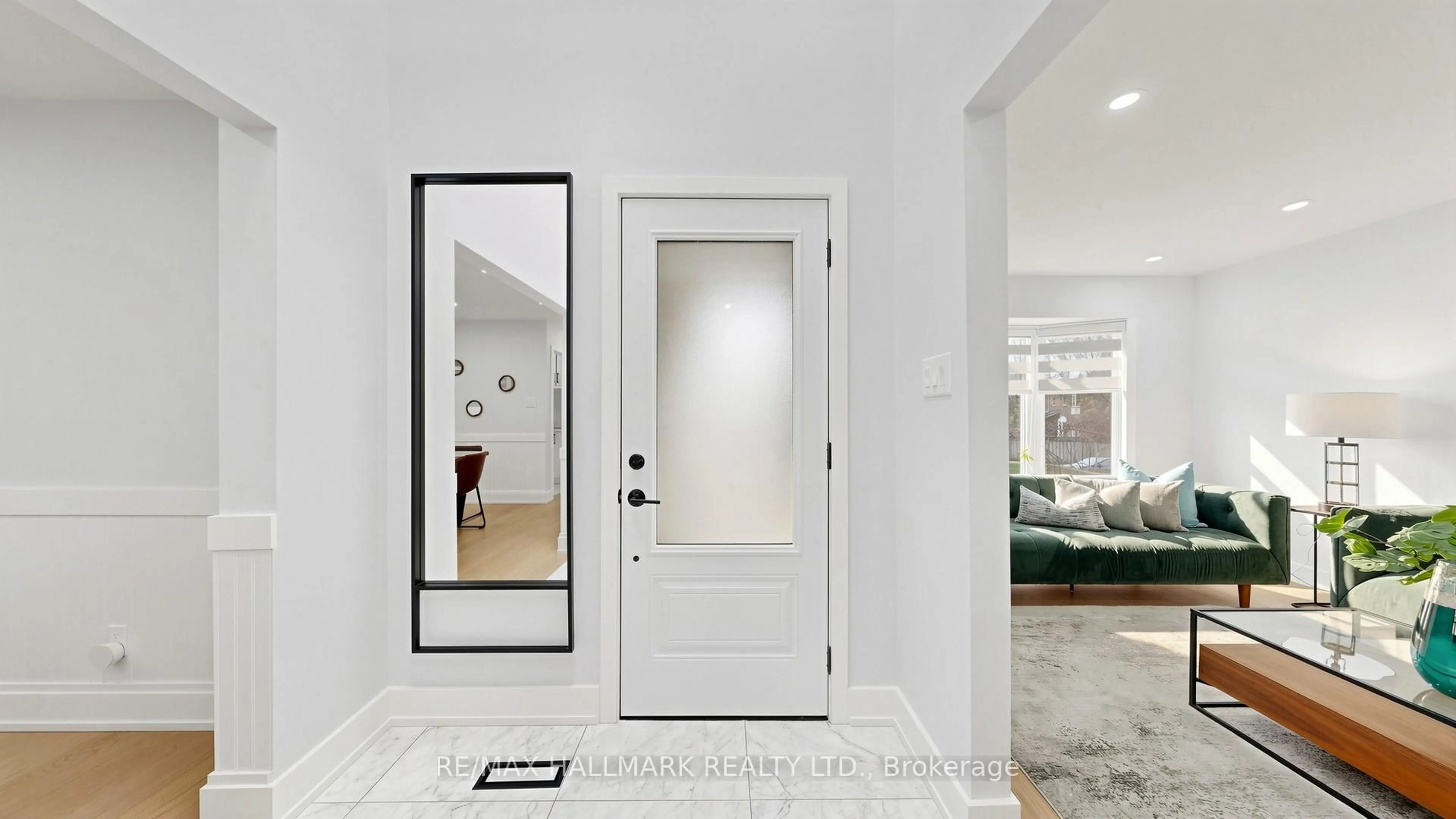 Indoor entryway for 1249 Fieldstone Circ, Pickering Ontario L1X 1B9