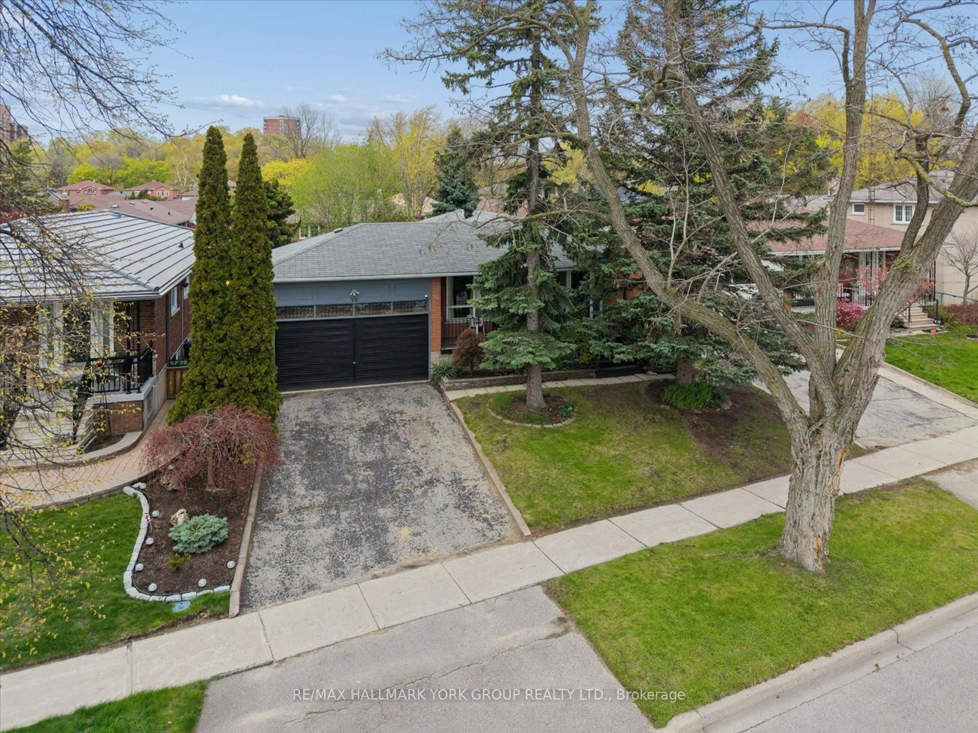 A pic from outside/outdoor area/front of a property/back of a property/a pic from drone, street for 30 Briarbluff Ave, Toronto Ontario M1E 3H3