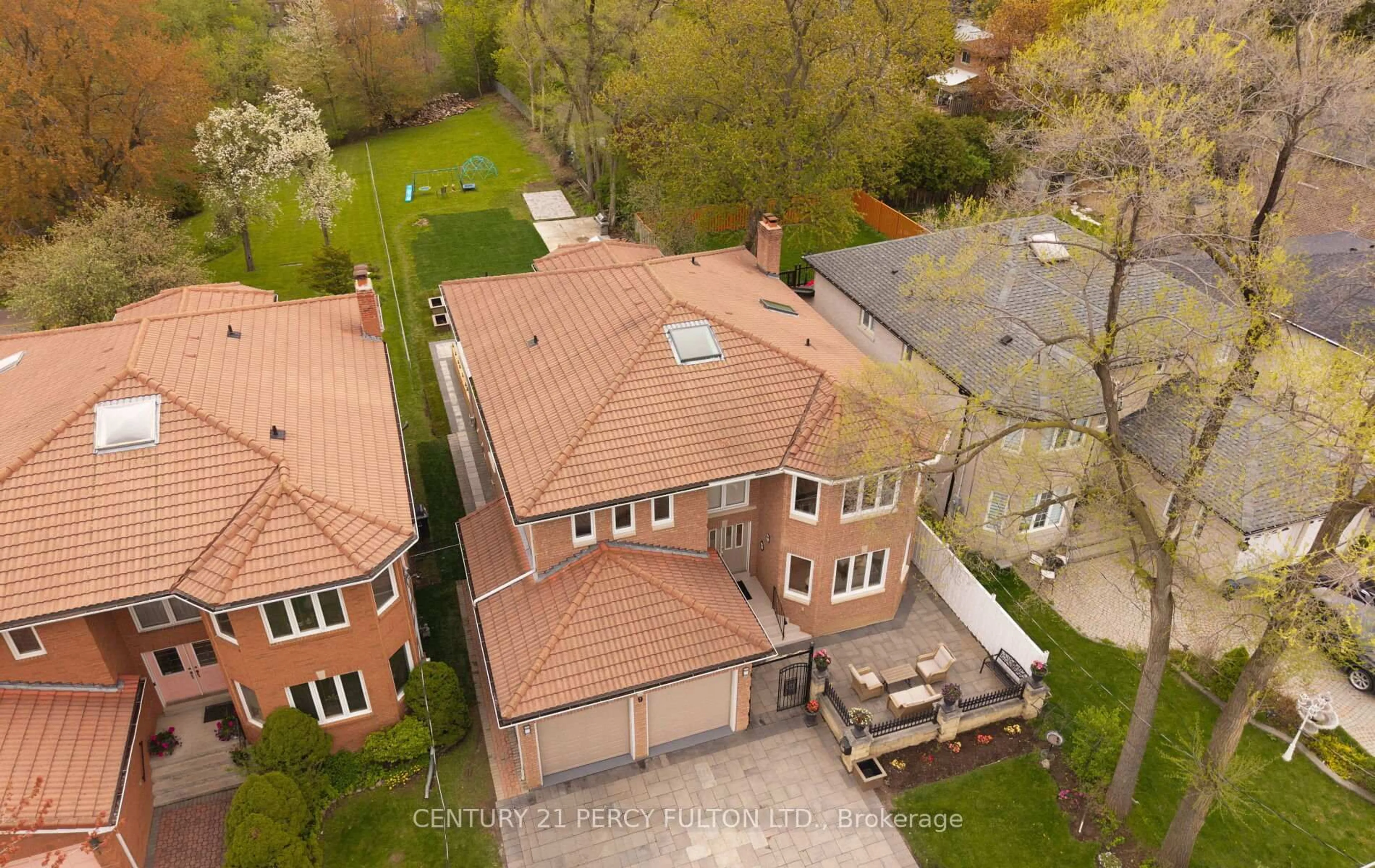 A pic from outside/outdoor area/front of a property/back of a property/a pic from drone, street for 9 Gordon Ave, Toronto Ontario M1S 1A6