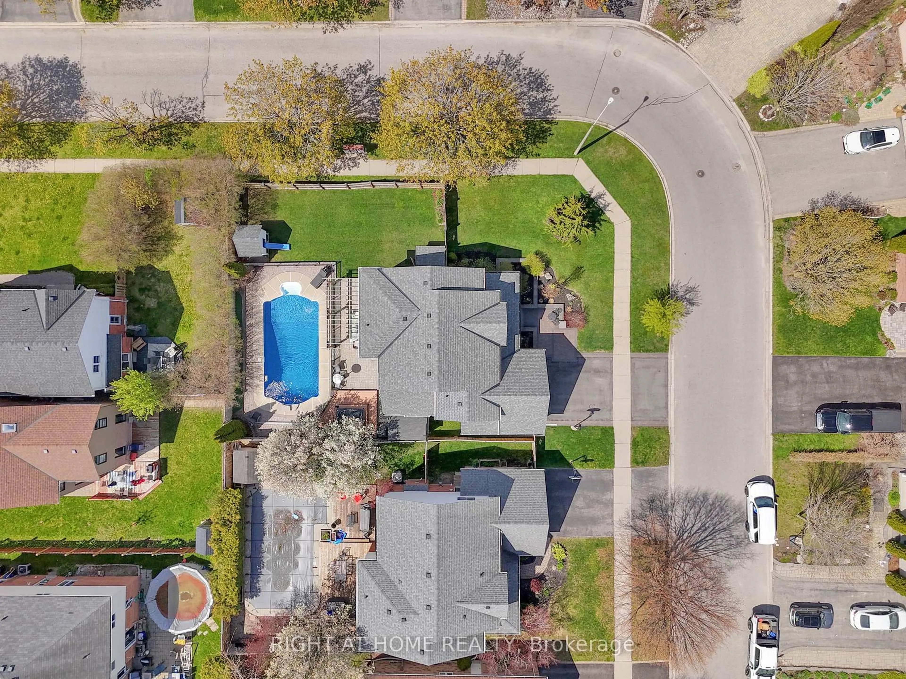 A pic from outside/outdoor area/front of a property/back of a property/a pic from drone, street for 75 Auburn Lane, Clarington Ontario L1E 2E9