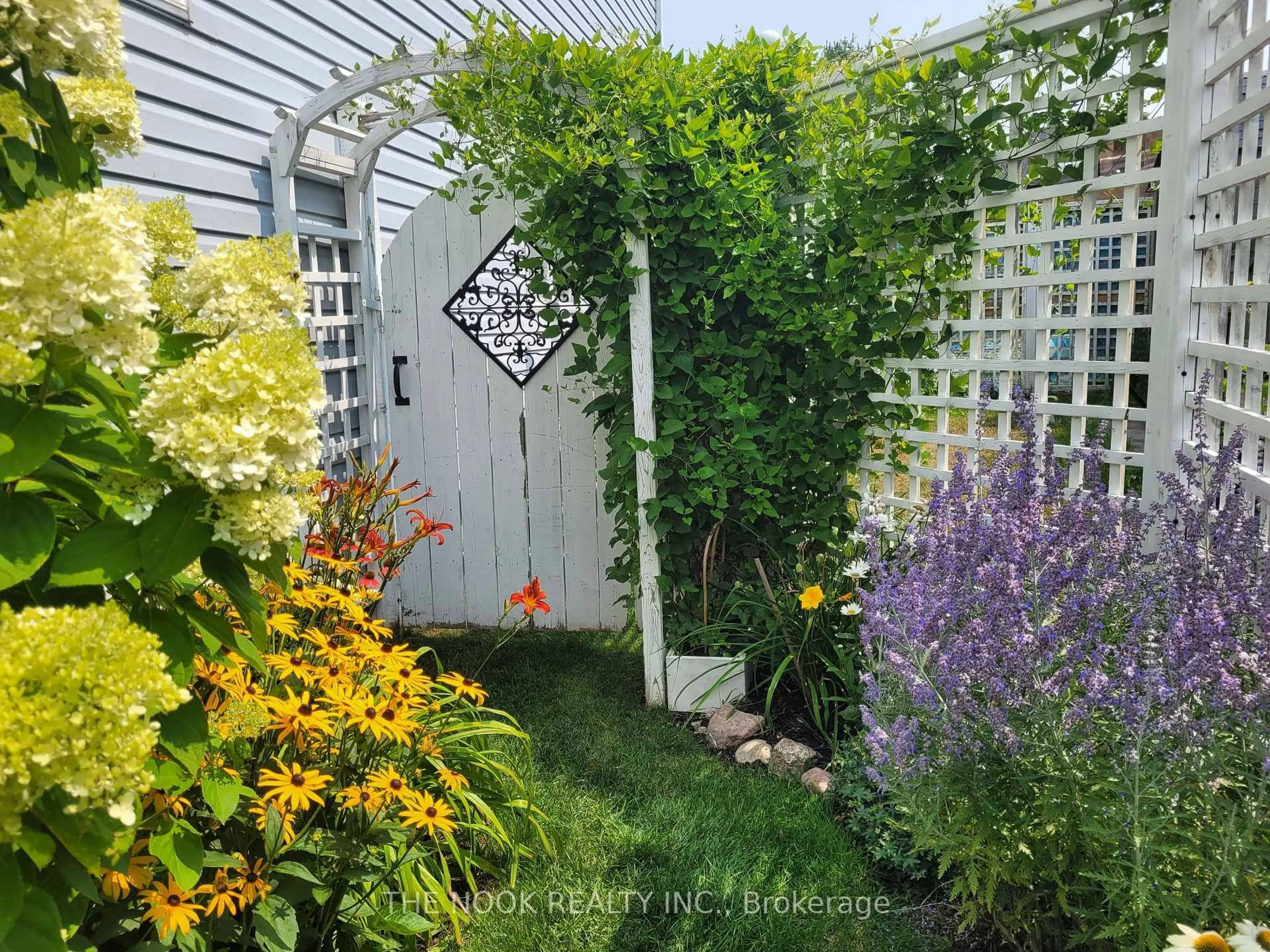 Patio, street for 70 Beacham Cres, Clarington Ontario L1B 1N1