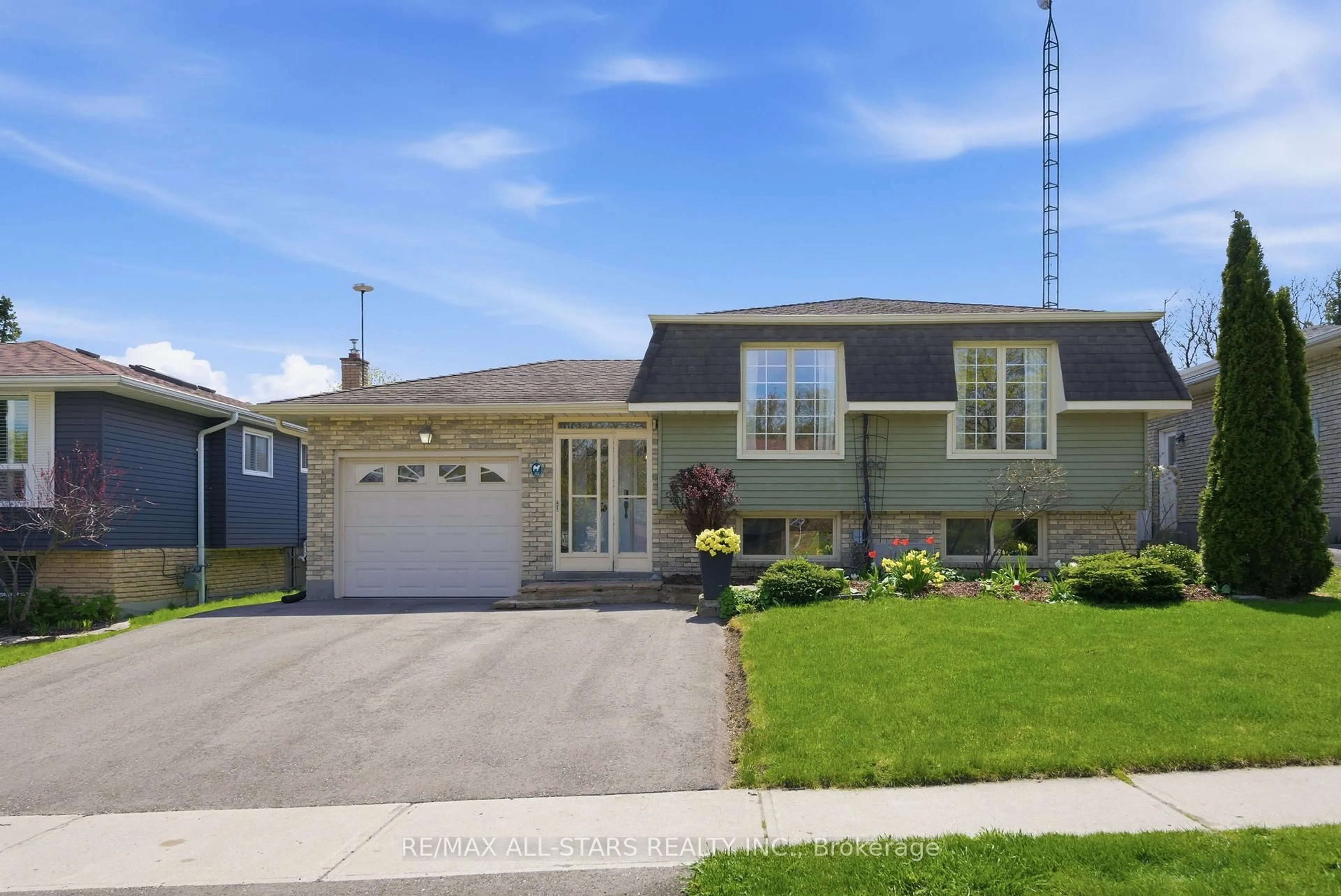Home with vinyl exterior material, street for 39 Orchard Rd, Scugog Ontario L9L 1G6