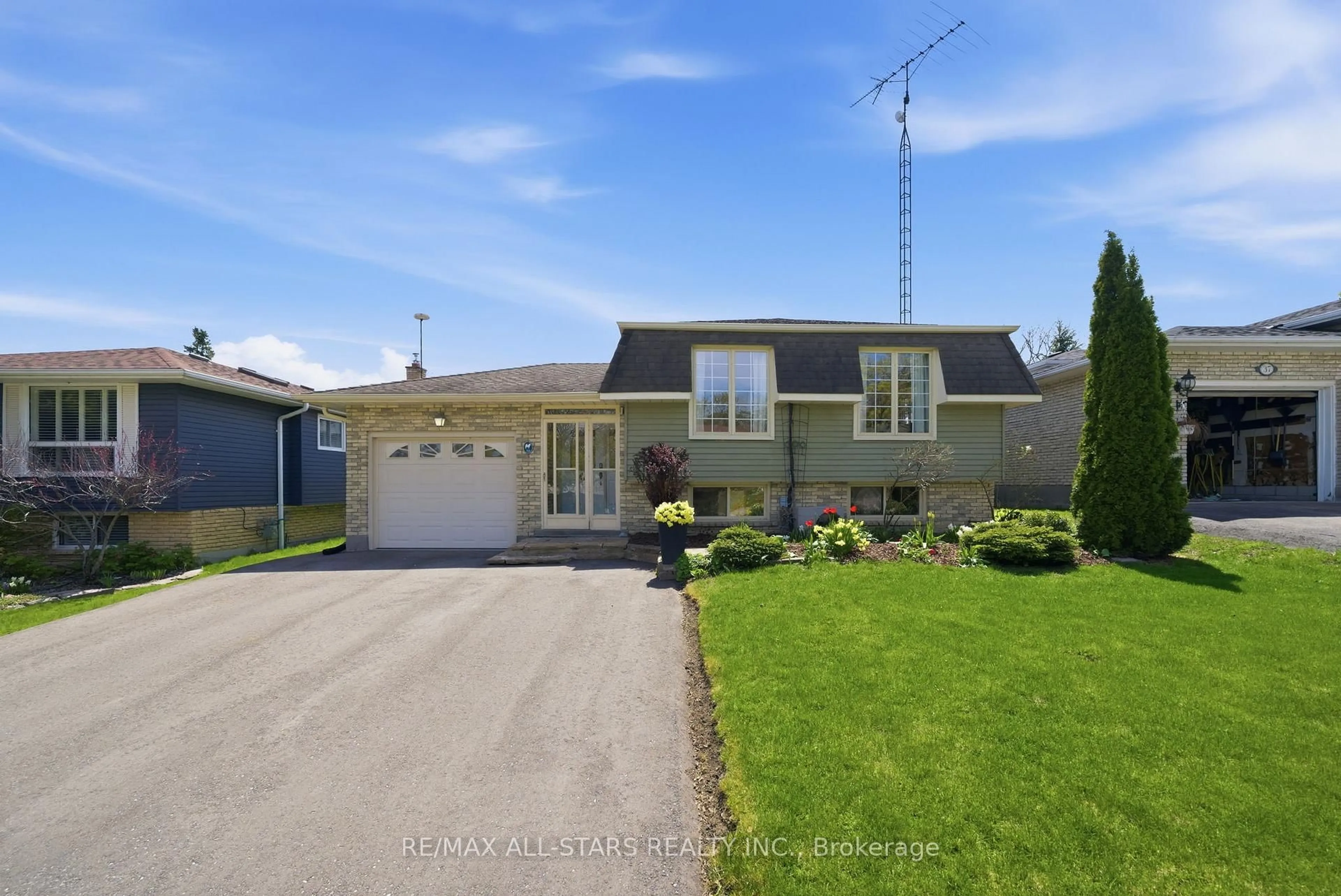 A pic from outside/outdoor area/front of a property/back of a property/a pic from drone, street for 39 Orchard Rd, Scugog Ontario L9L 1G6