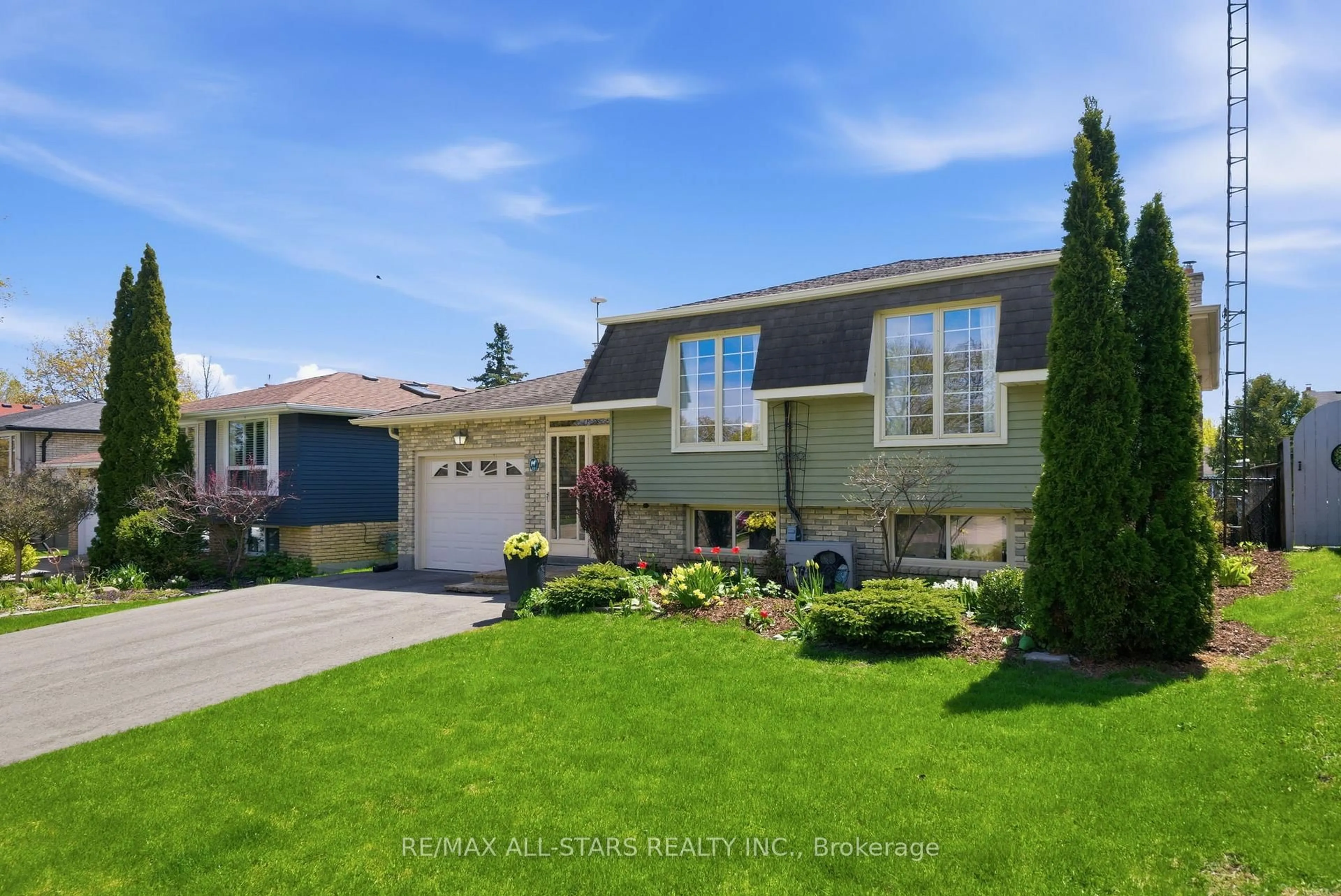 Home with vinyl exterior material, street for 39 Orchard Rd, Scugog Ontario L9L 1G6