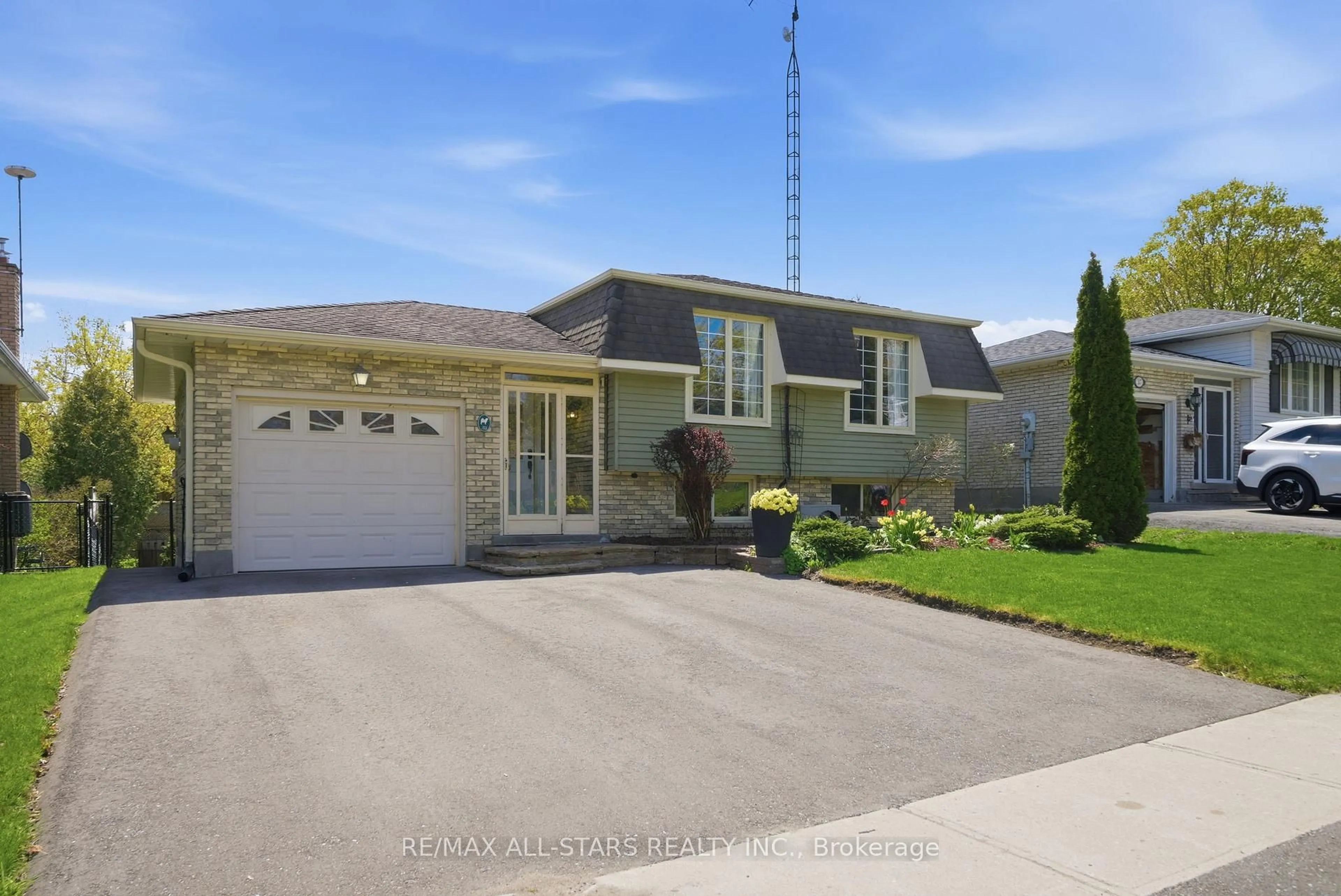 Home with vinyl exterior material, street for 39 Orchard Rd, Scugog Ontario L9L 1G6