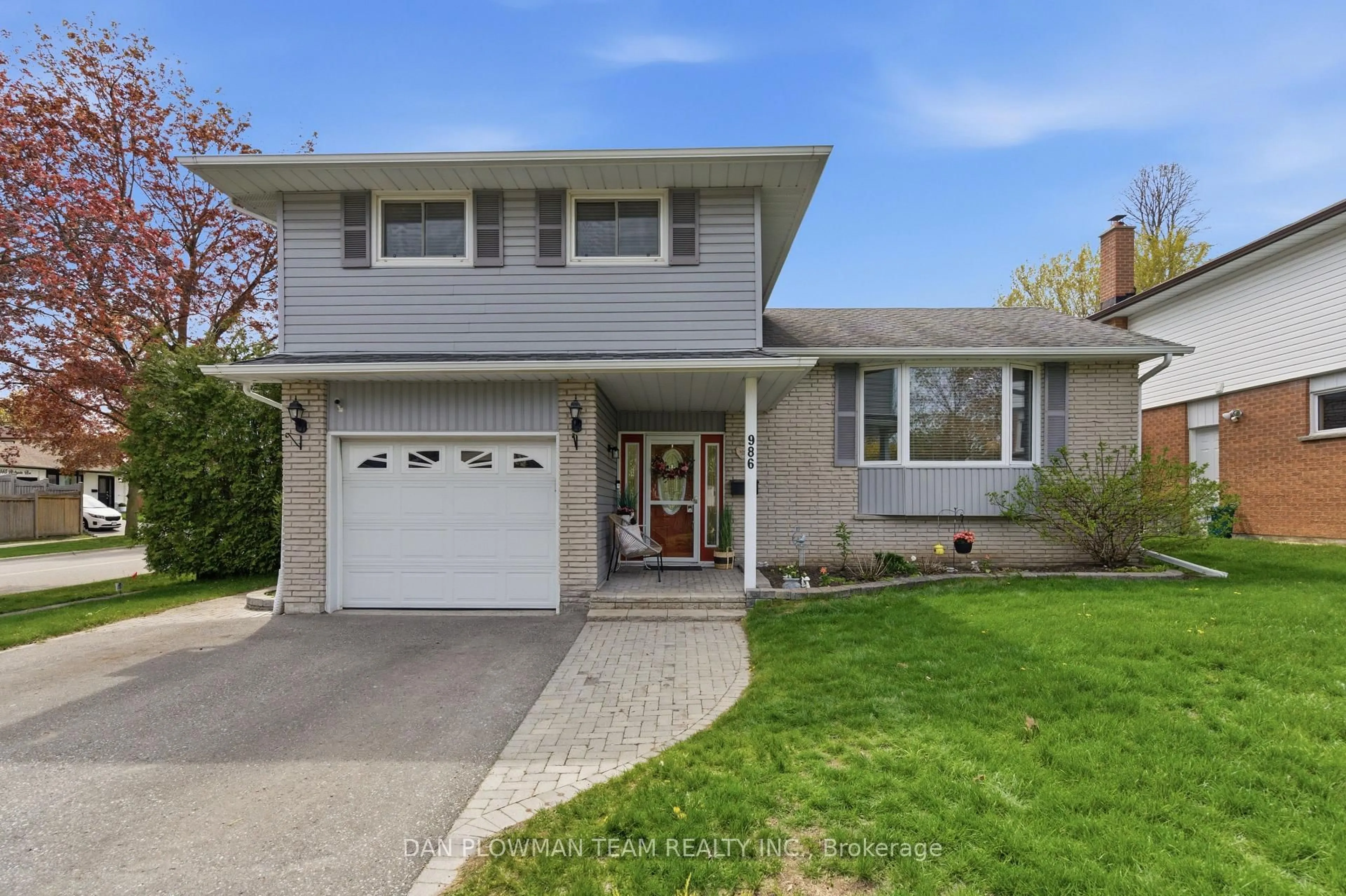 Home with vinyl exterior material, street for 986 Central Park Blvd, Oshawa Ontario L1G 7A6