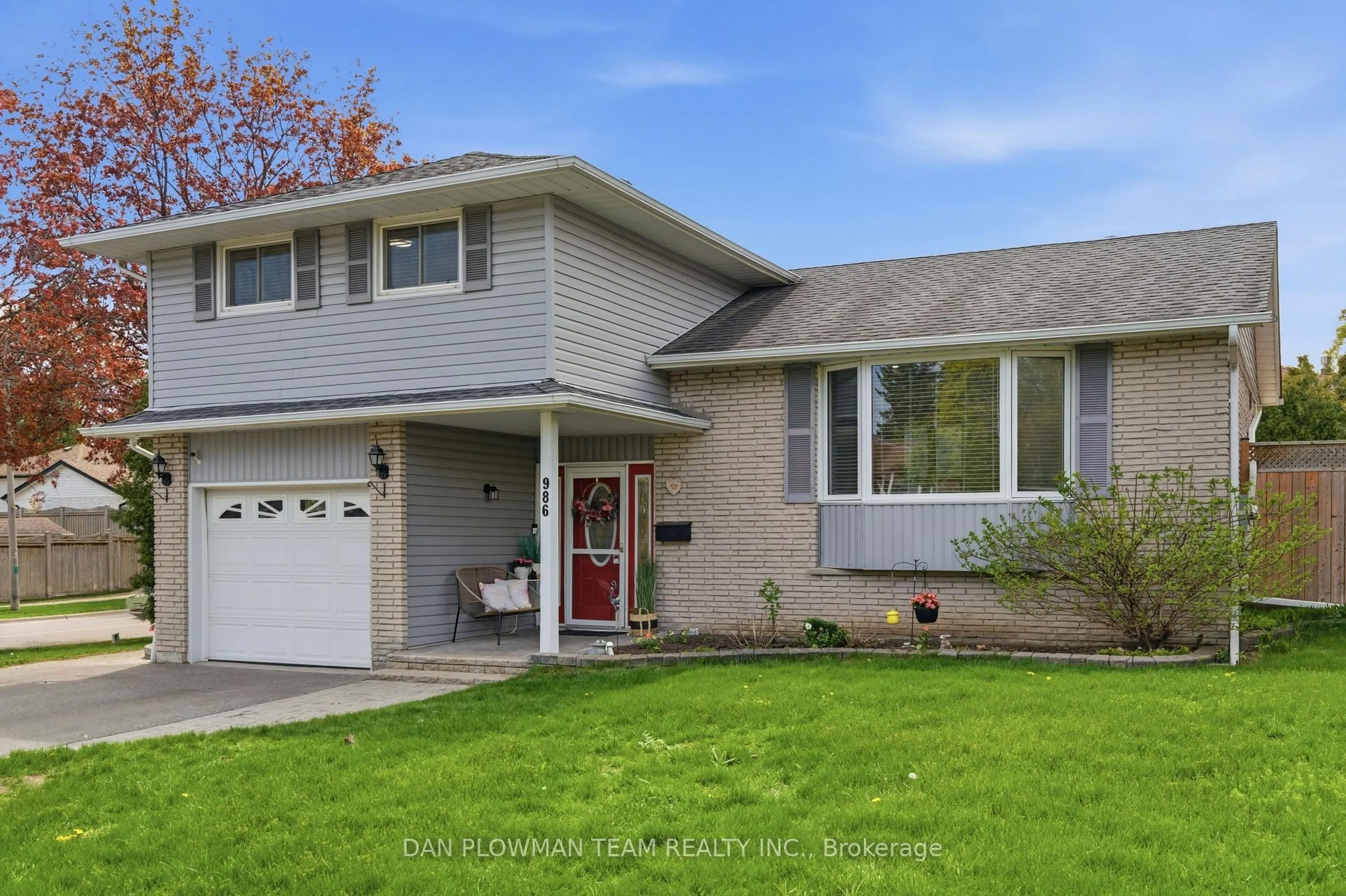 Home with vinyl exterior material, street for 986 Central Park Blvd, Oshawa Ontario L1G 7A6