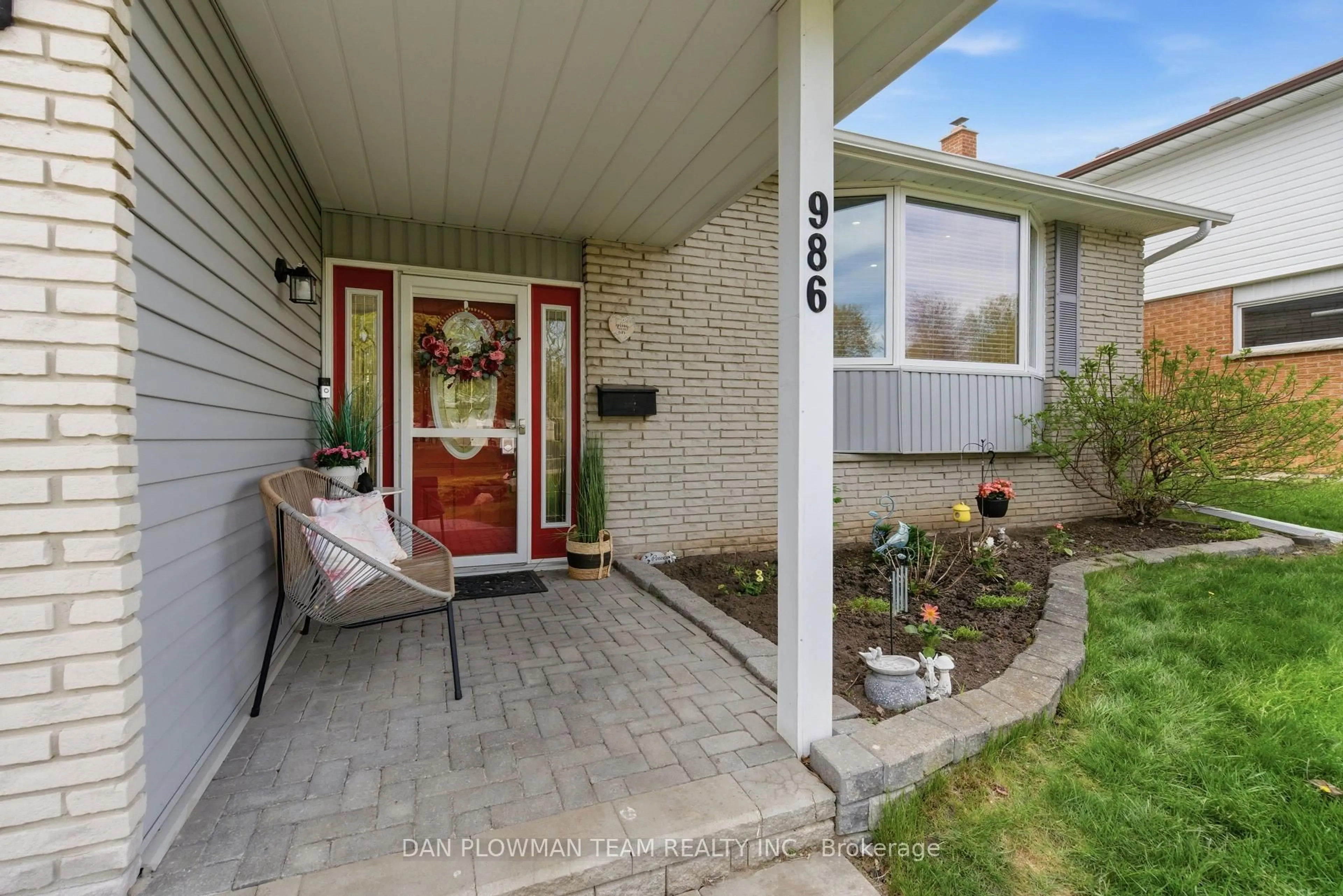 Indoor entryway for 986 Central Park Blvd, Oshawa Ontario L1G 7A6