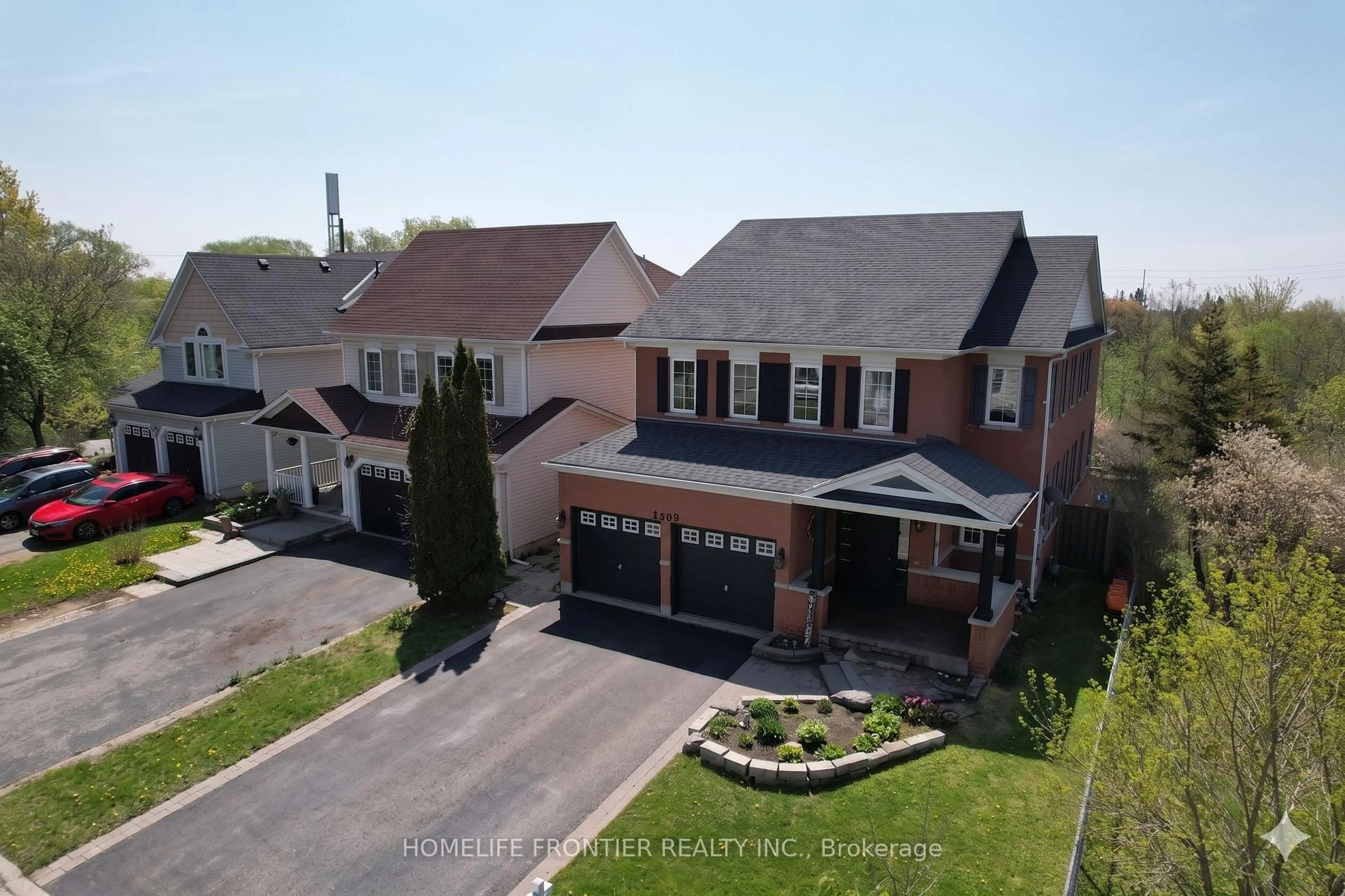A pic from outside/outdoor area/front of a property/back of a property/a pic from drone, street for 1509 Aldergrove Dr, Oshawa Ontario L1K 2Y4