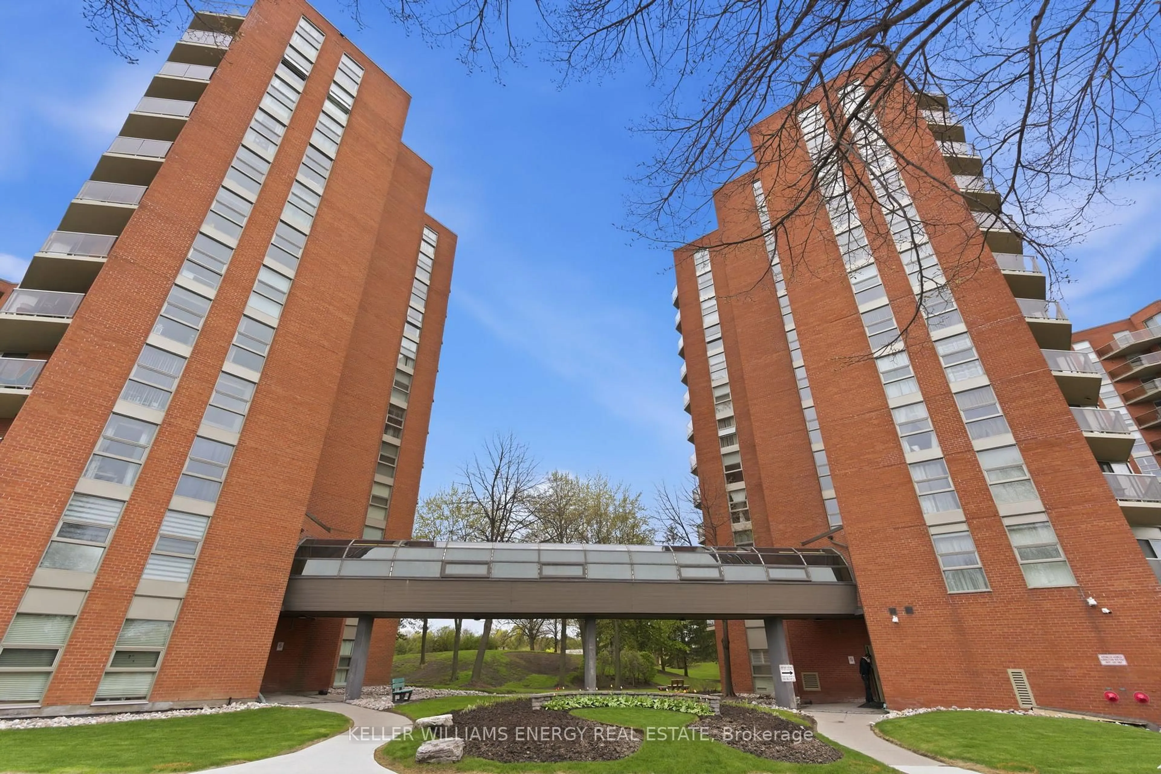 Indoor foyer for 10 Dean Park Rd #719, Toronto Ontario M1B 3G8