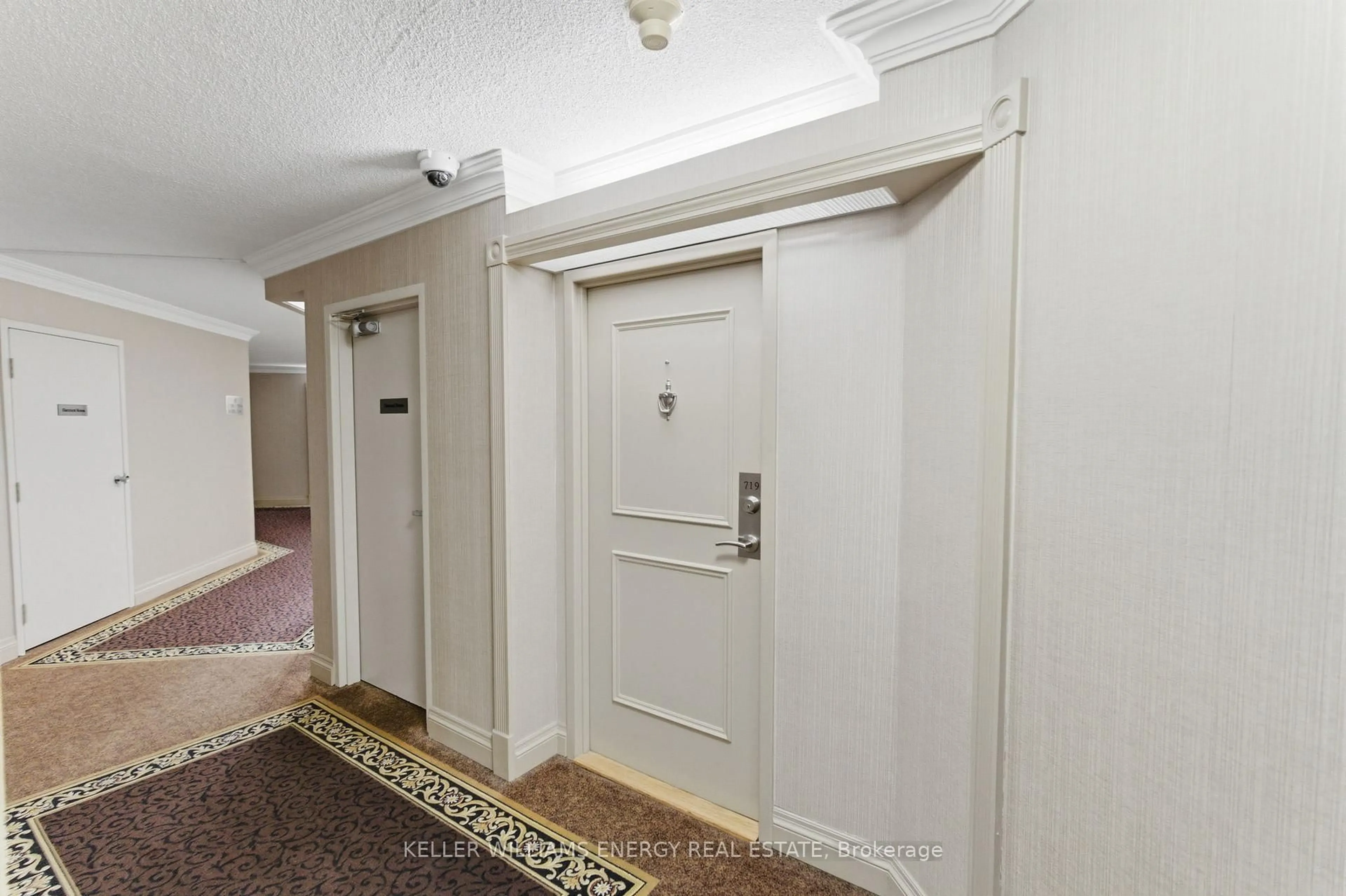Indoor foyer for 10 Dean Park Rd #719, Toronto Ontario M1B 3G8