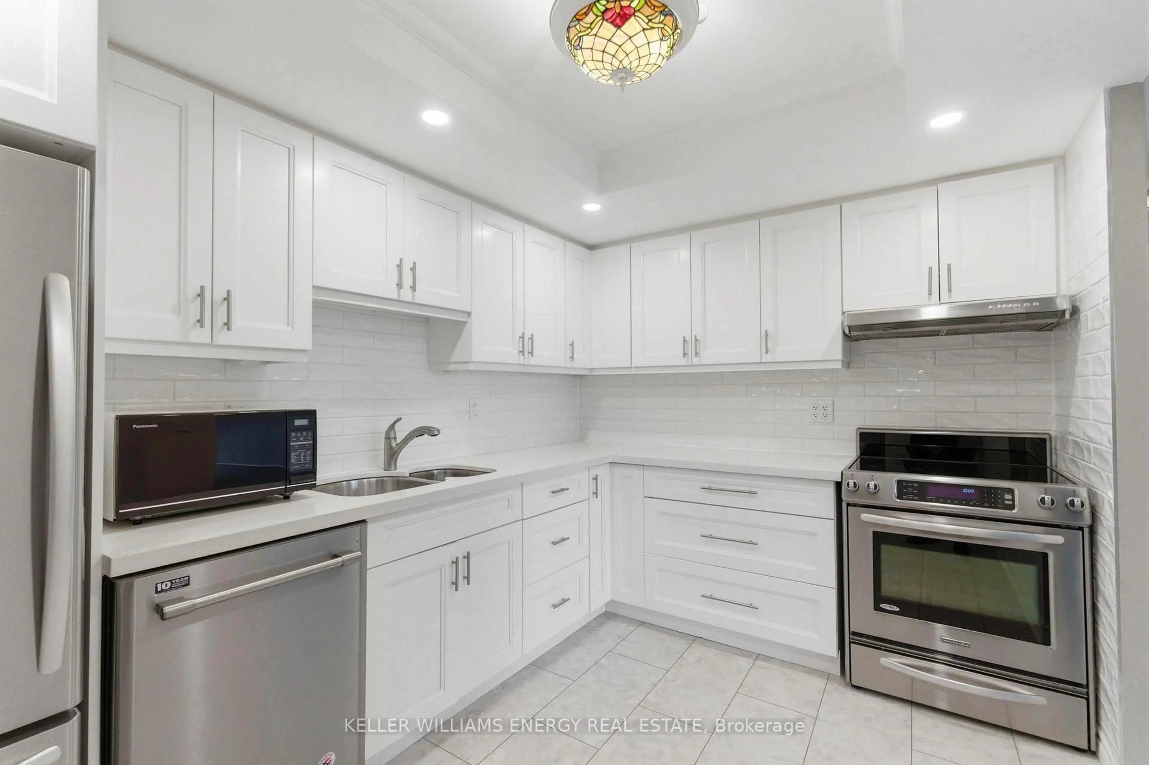 Standard kitchen, ceramic/tile floor for 10 Dean Park Rd #719, Toronto Ontario M1B 3G8