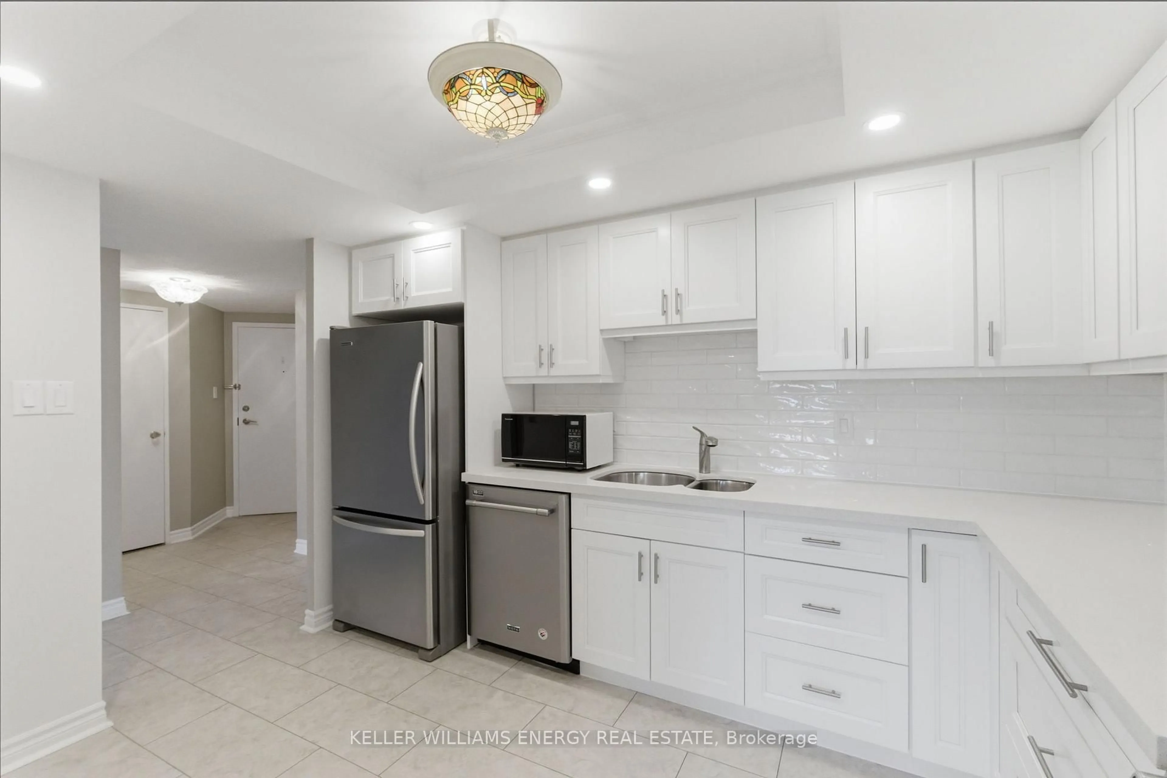 Standard kitchen, ceramic/tile floor for 10 Dean Park Rd #719, Toronto Ontario M1B 3G8
