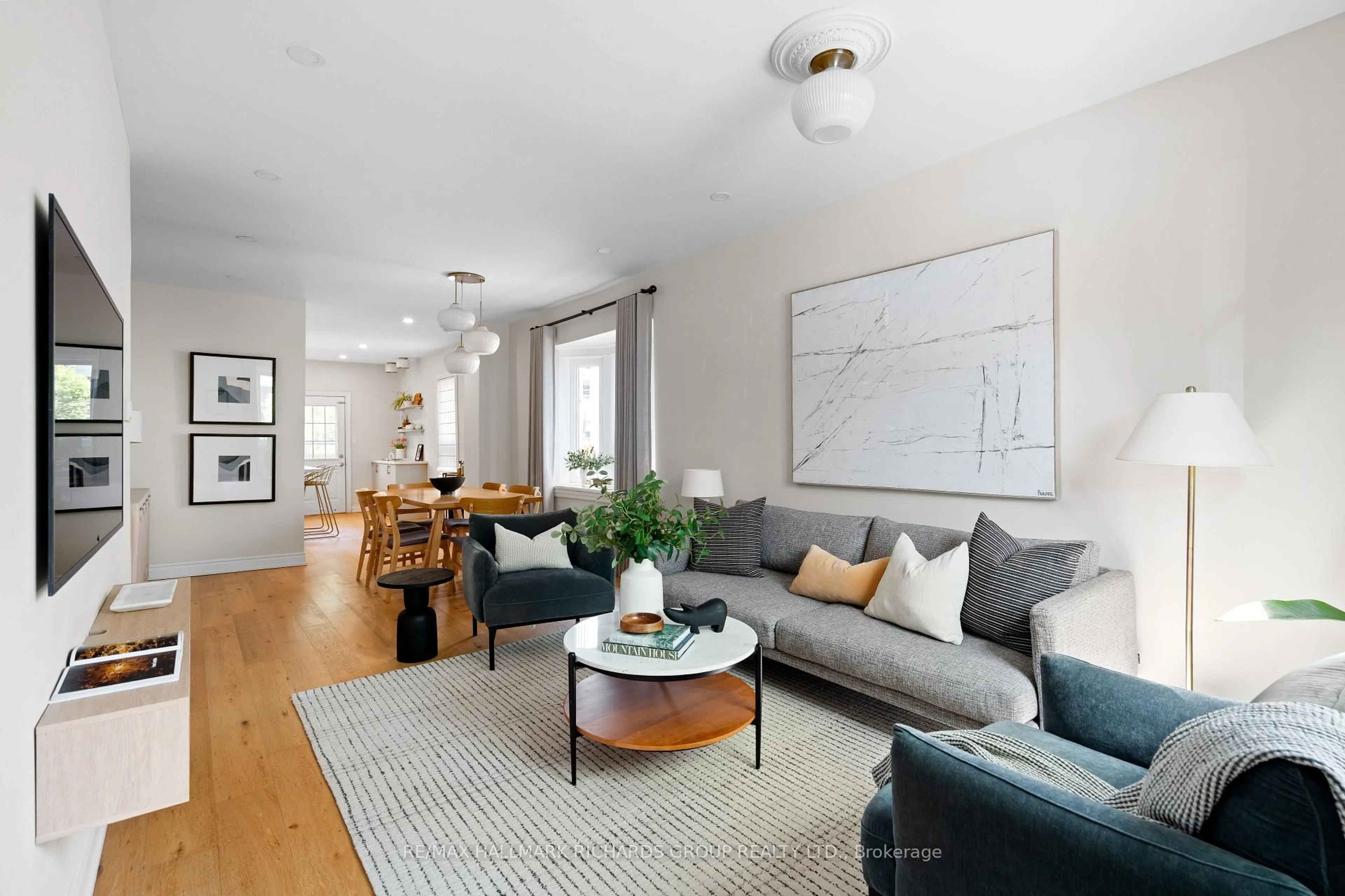 Living room with furniture, unknown for 58 Winnifred Ave, Toronto Ontario M4M 2X3