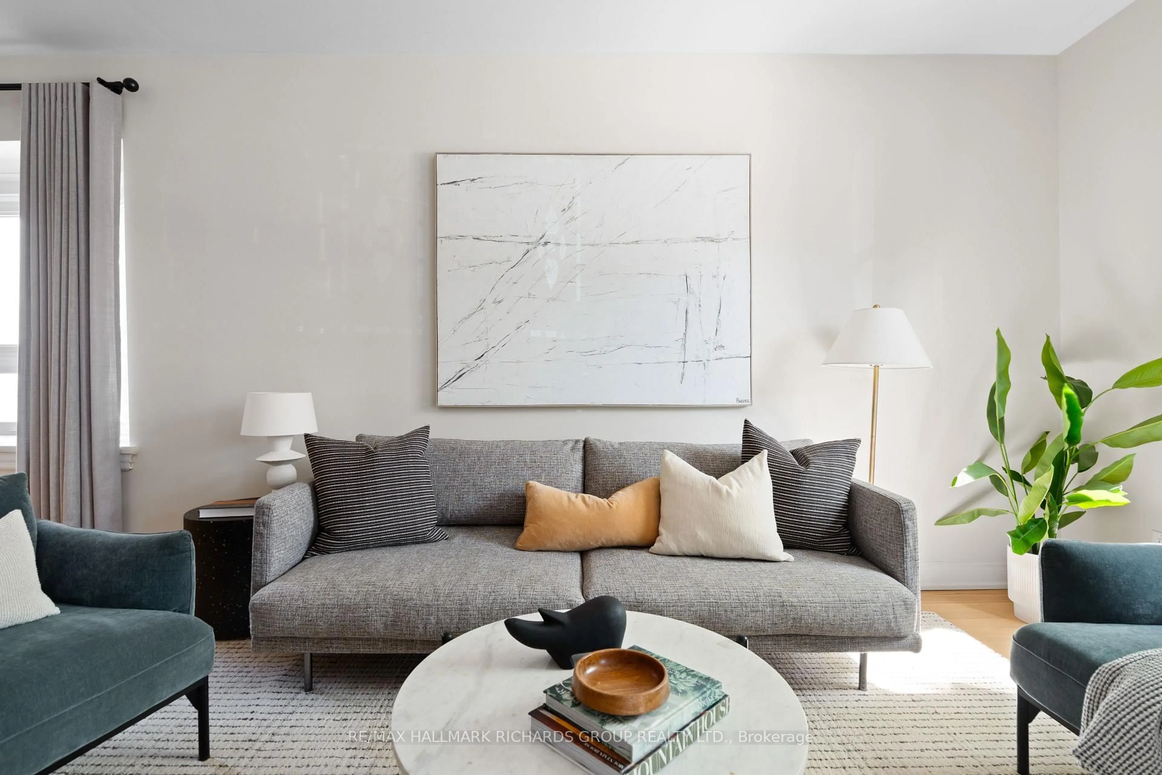Living room with furniture, unknown for 58 Winnifred Ave, Toronto Ontario M4M 2X3