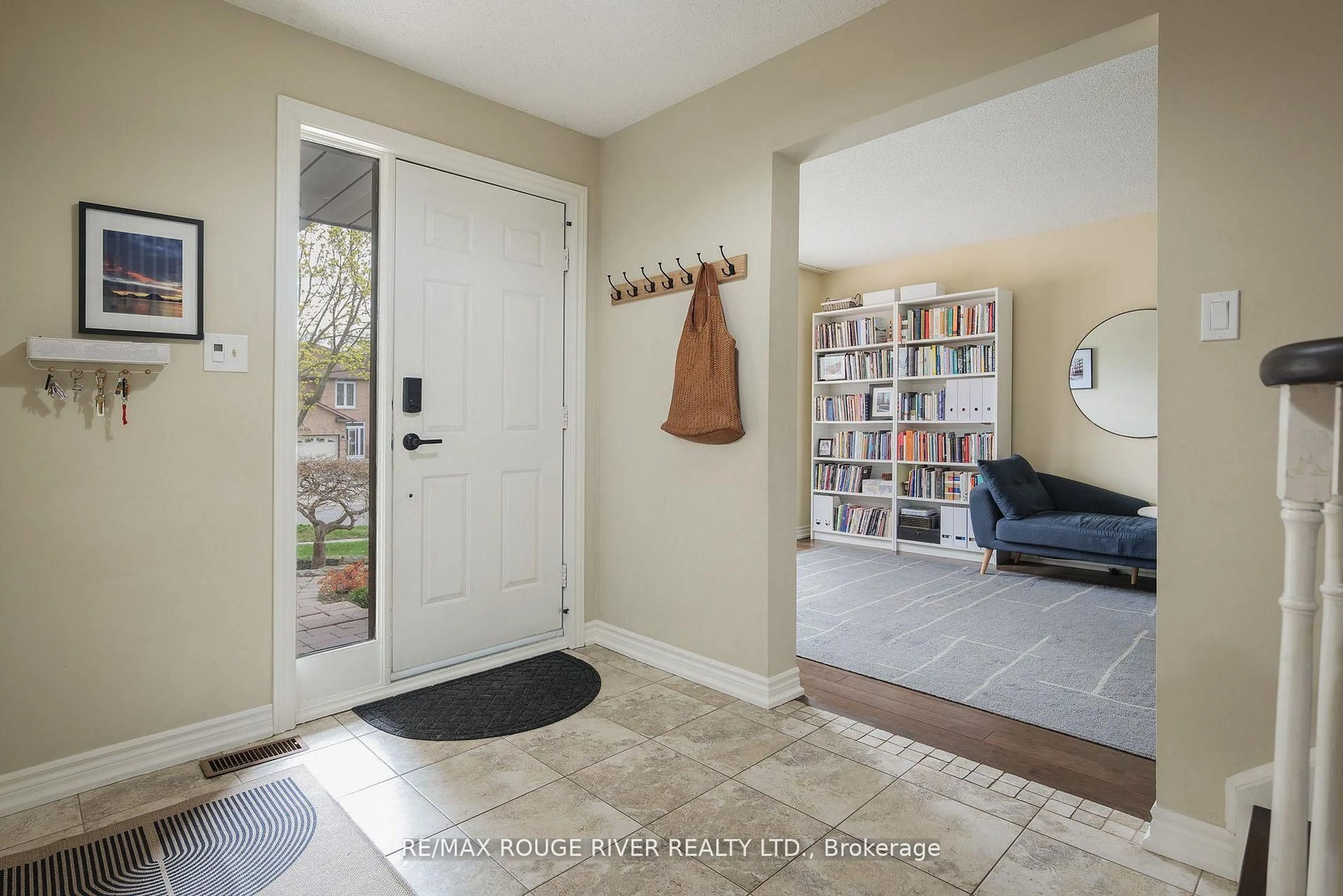 Indoor entryway for 2052 Lynn Heights Dr, Pickering Ontario L1X 1N8