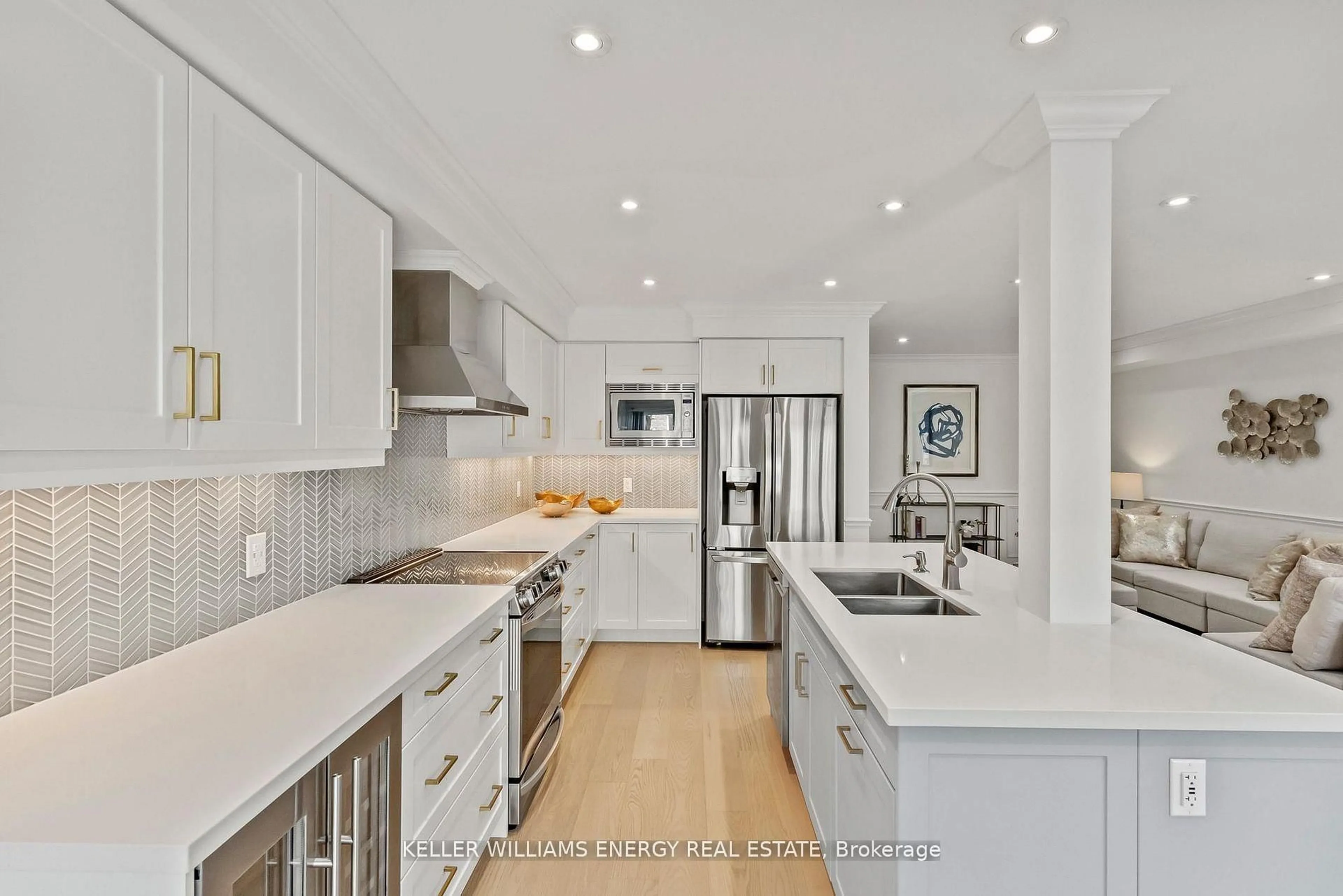 Open concept kitchen, ceramic/tile floor for 33 Tabaret Cres, Oshawa Ontario L1L 0G5