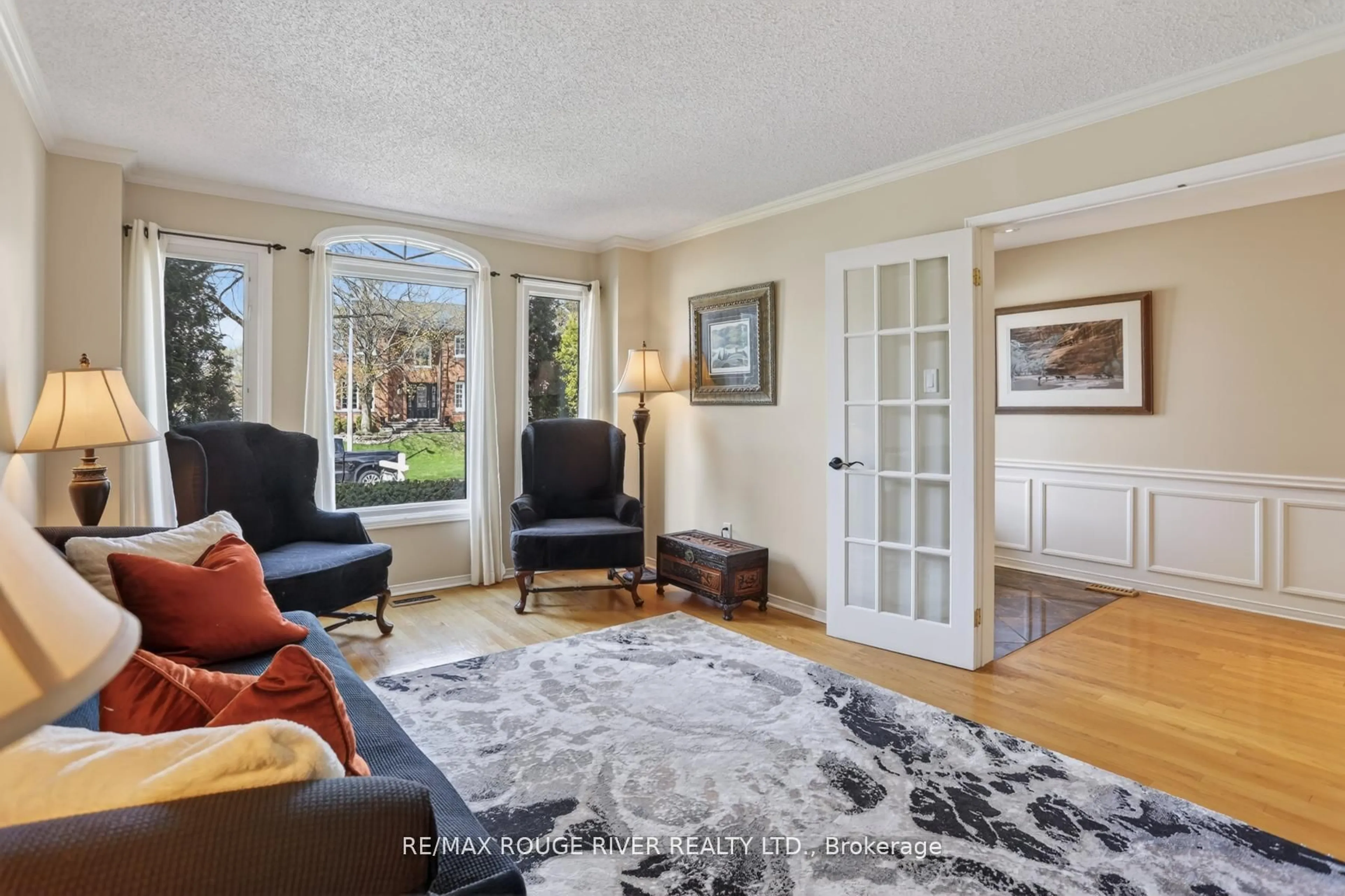 Living room with furniture, carpet floor for 84 Silverbirch Pl, Whitby Ontario L1R 1X5