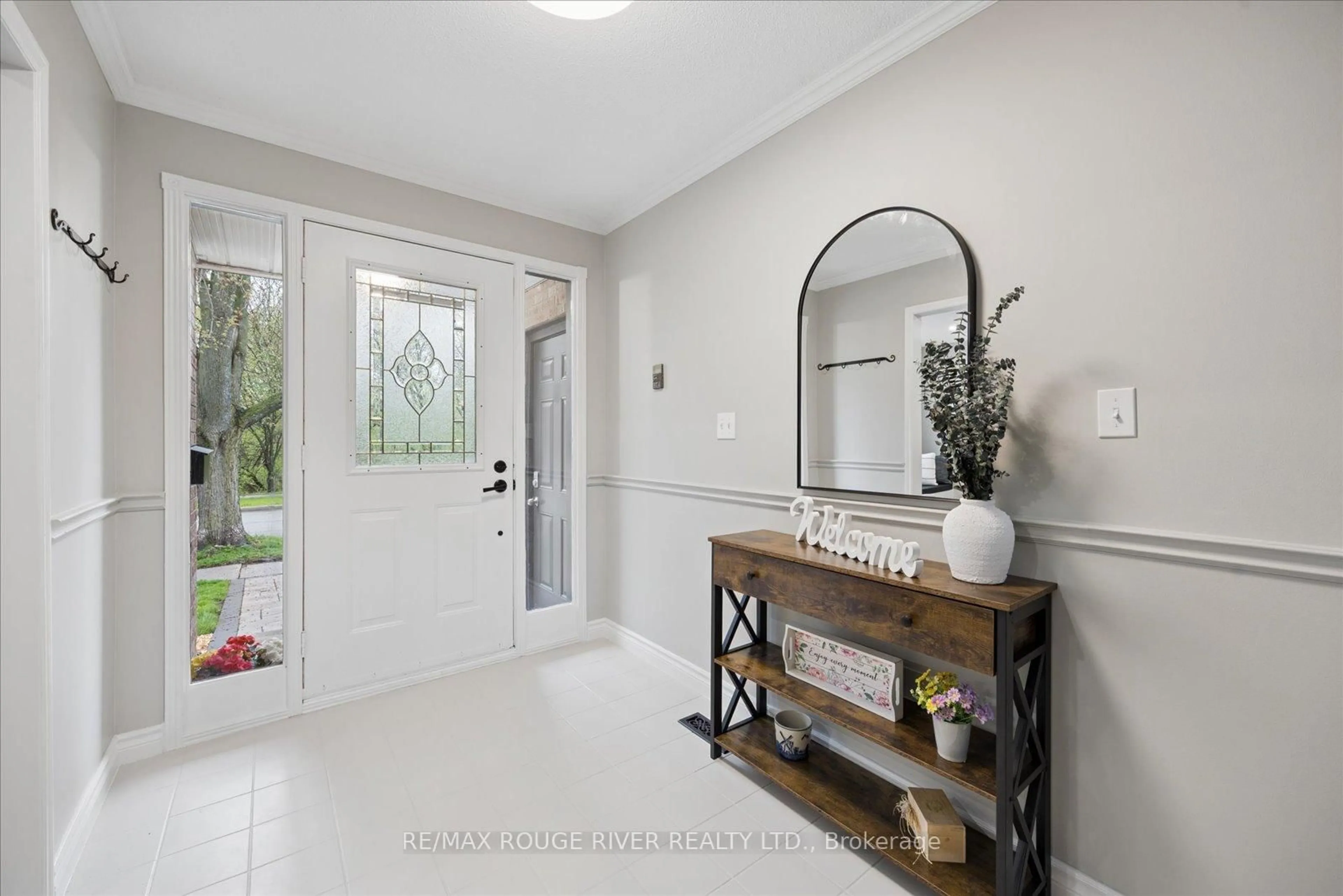 Indoor entryway for 137 Pringle Dr, Whitby Ontario L1N 6K4