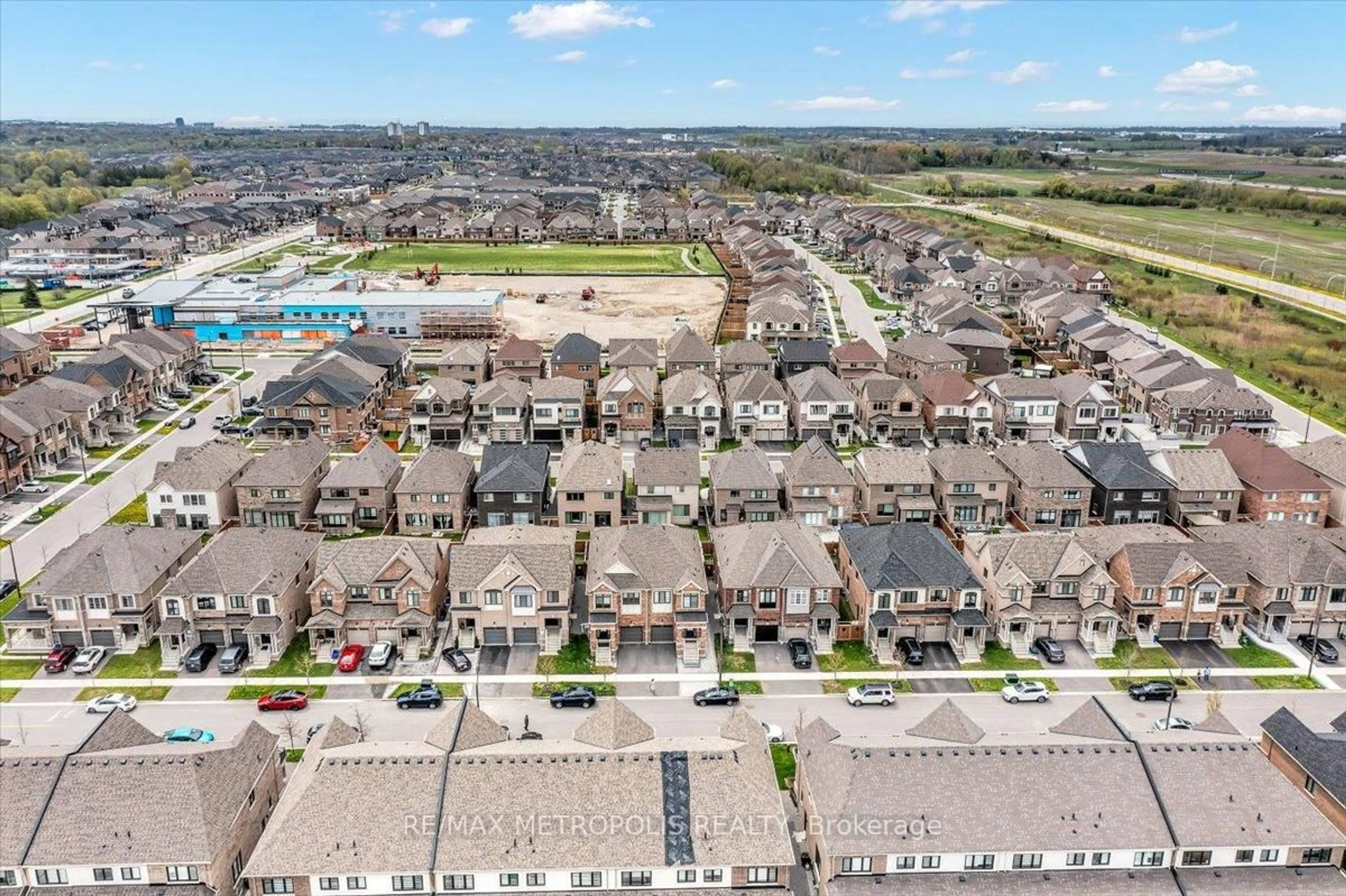 A pic from outside/outdoor area/front of a property/back of a property/a pic from drone, street for 120 Laing Dr, Whitby Ontario L1P 0N5