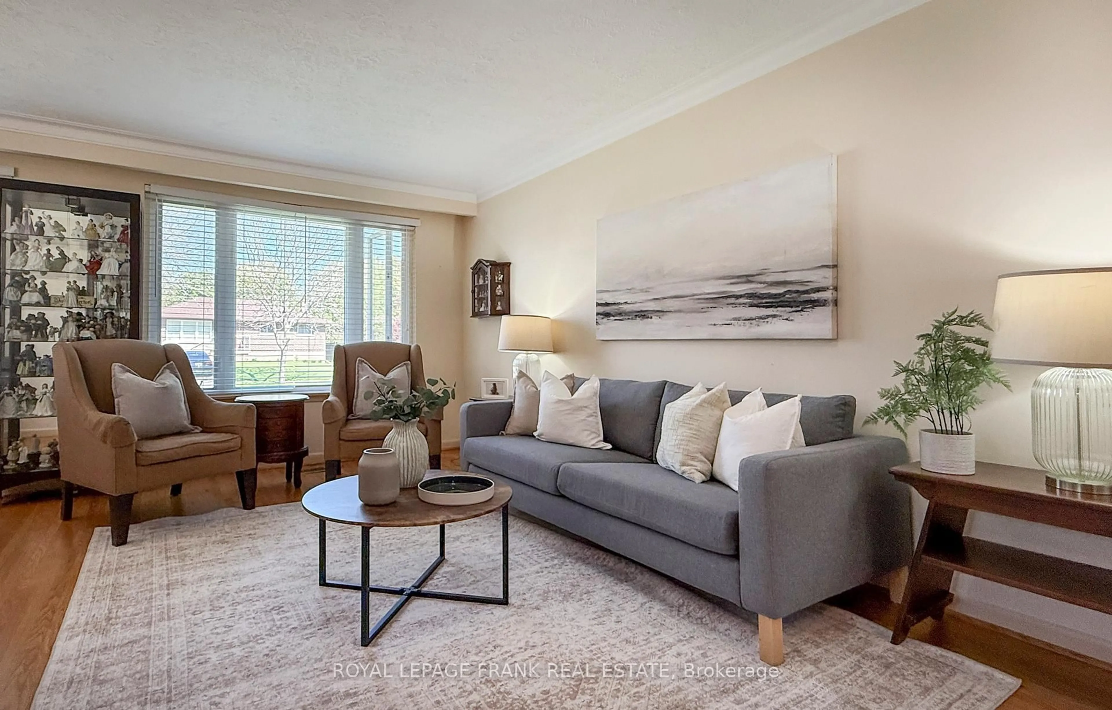 Living room with furniture, carpet floor for 336 Viewmount St, Oshawa Ontario L1H 7C3