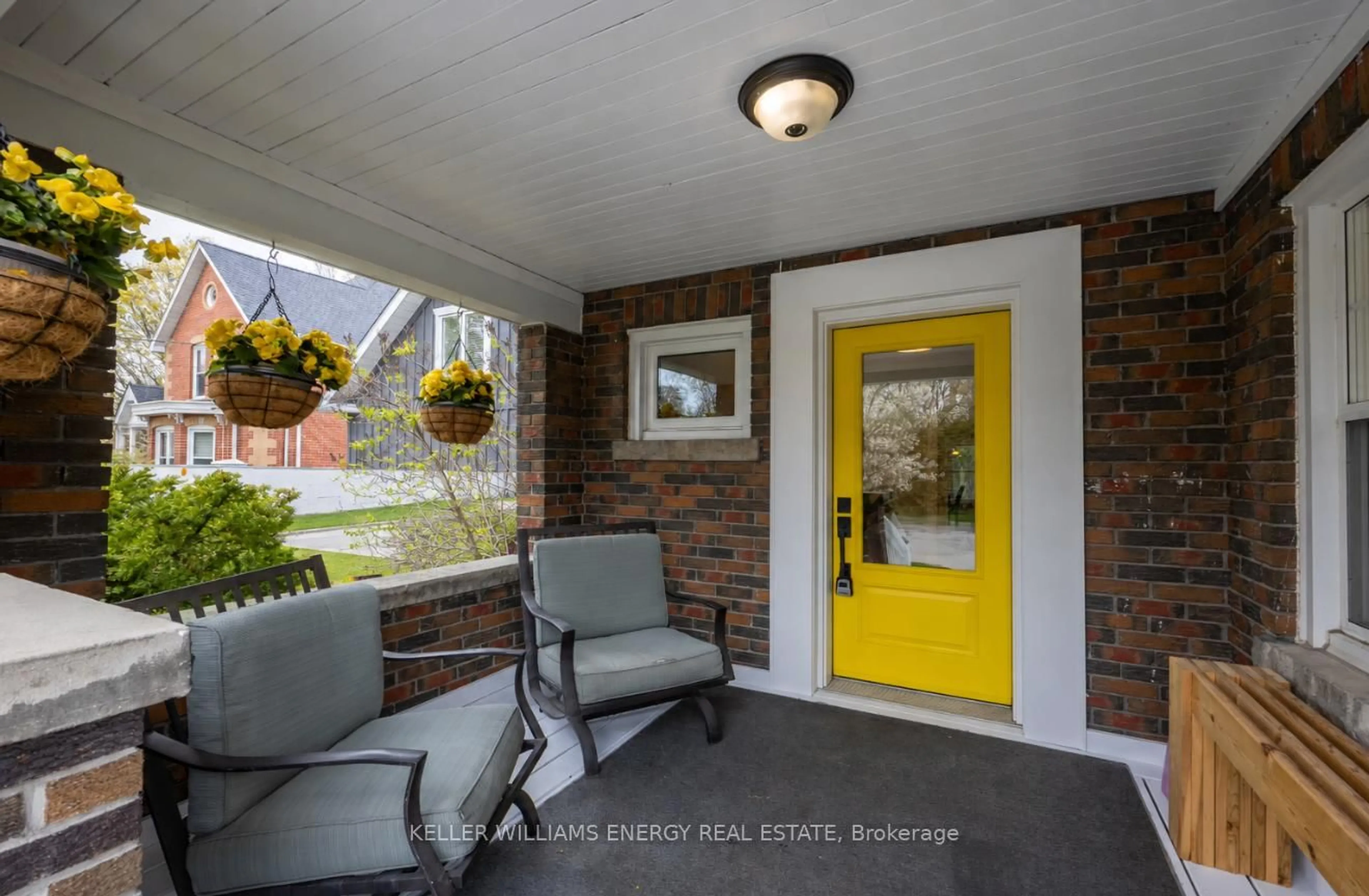 Indoor entryway for 239 Perry St, Scugog Ontario L9L 1B8