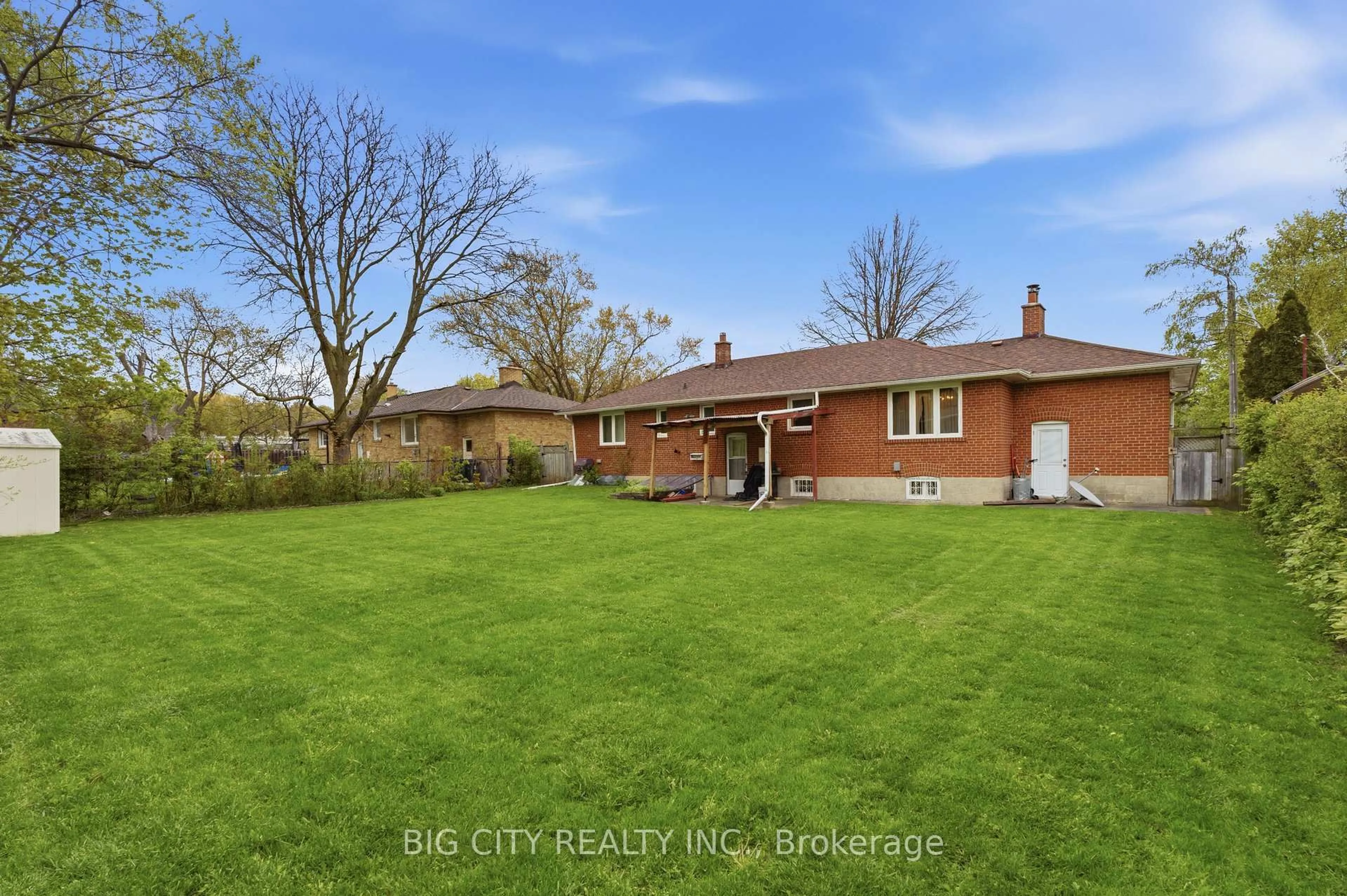 A pic from outside/outdoor area/front of a property/back of a property/a pic from drone, unknown for 25 Foxhill Rd, Toronto Ontario M1T 1E6