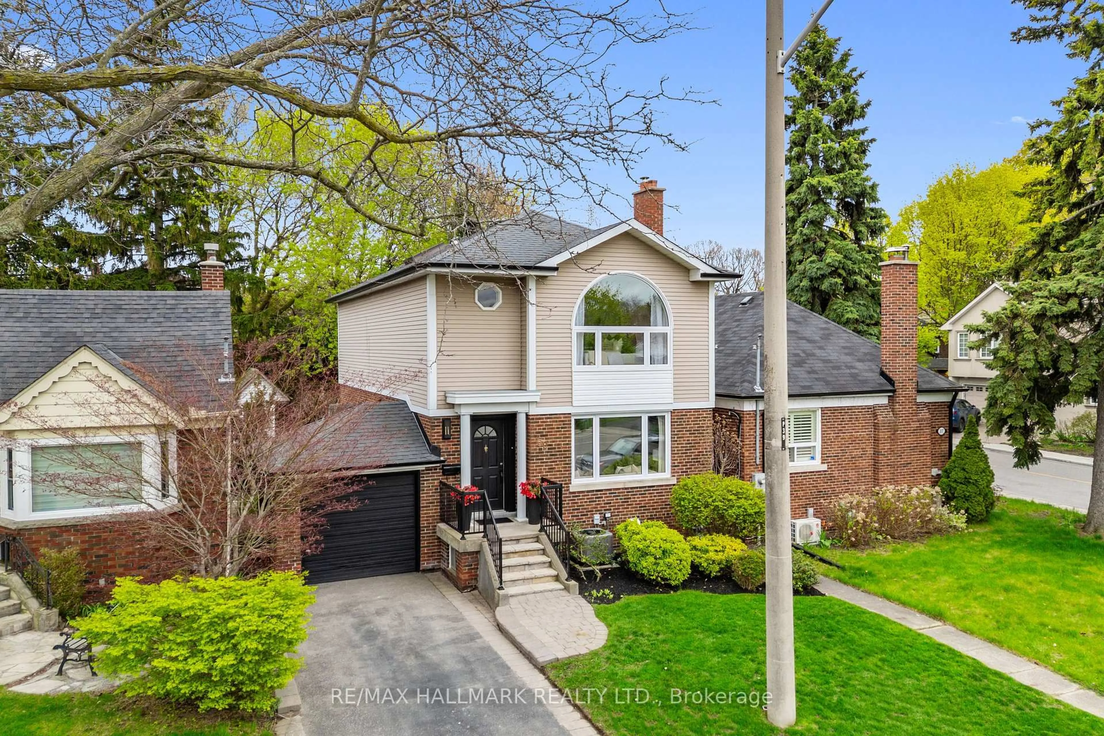 Home with brick exterior material, street for 39 Briar Dale Blvd, Toronto Ontario M1N 1Z6