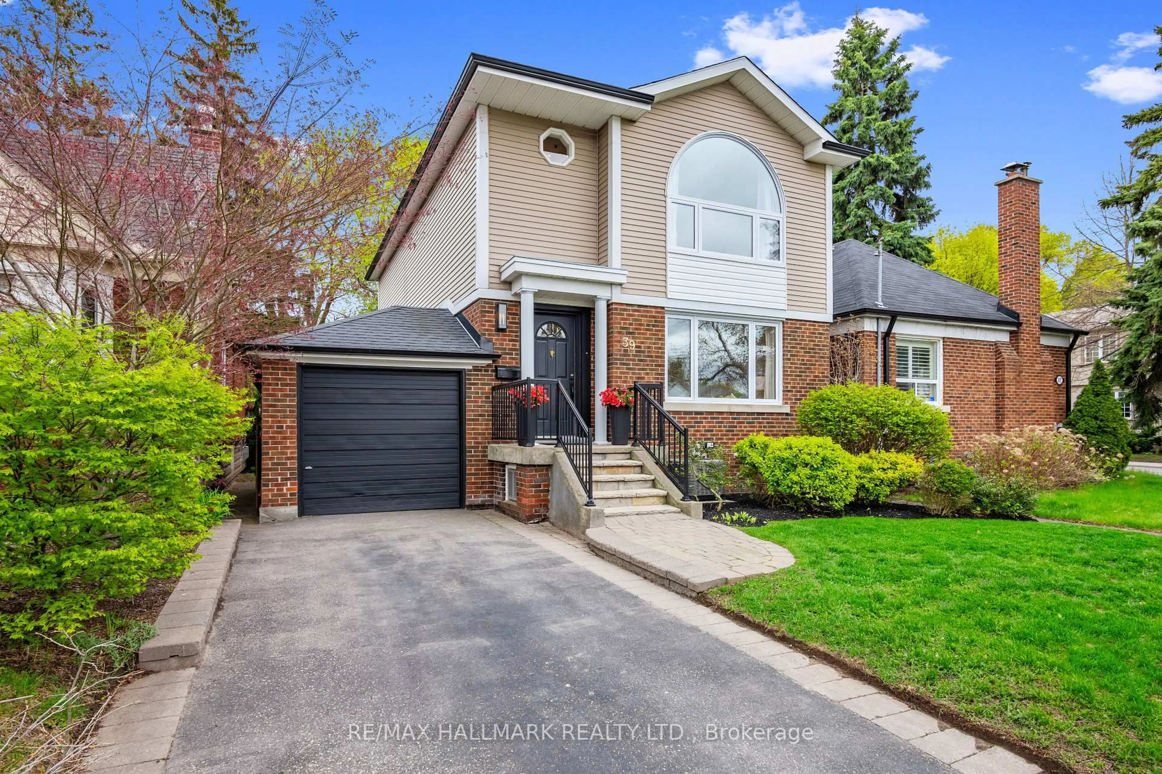 Home with brick exterior material, street for 39 Briar Dale Blvd, Toronto Ontario M1N 1Z6