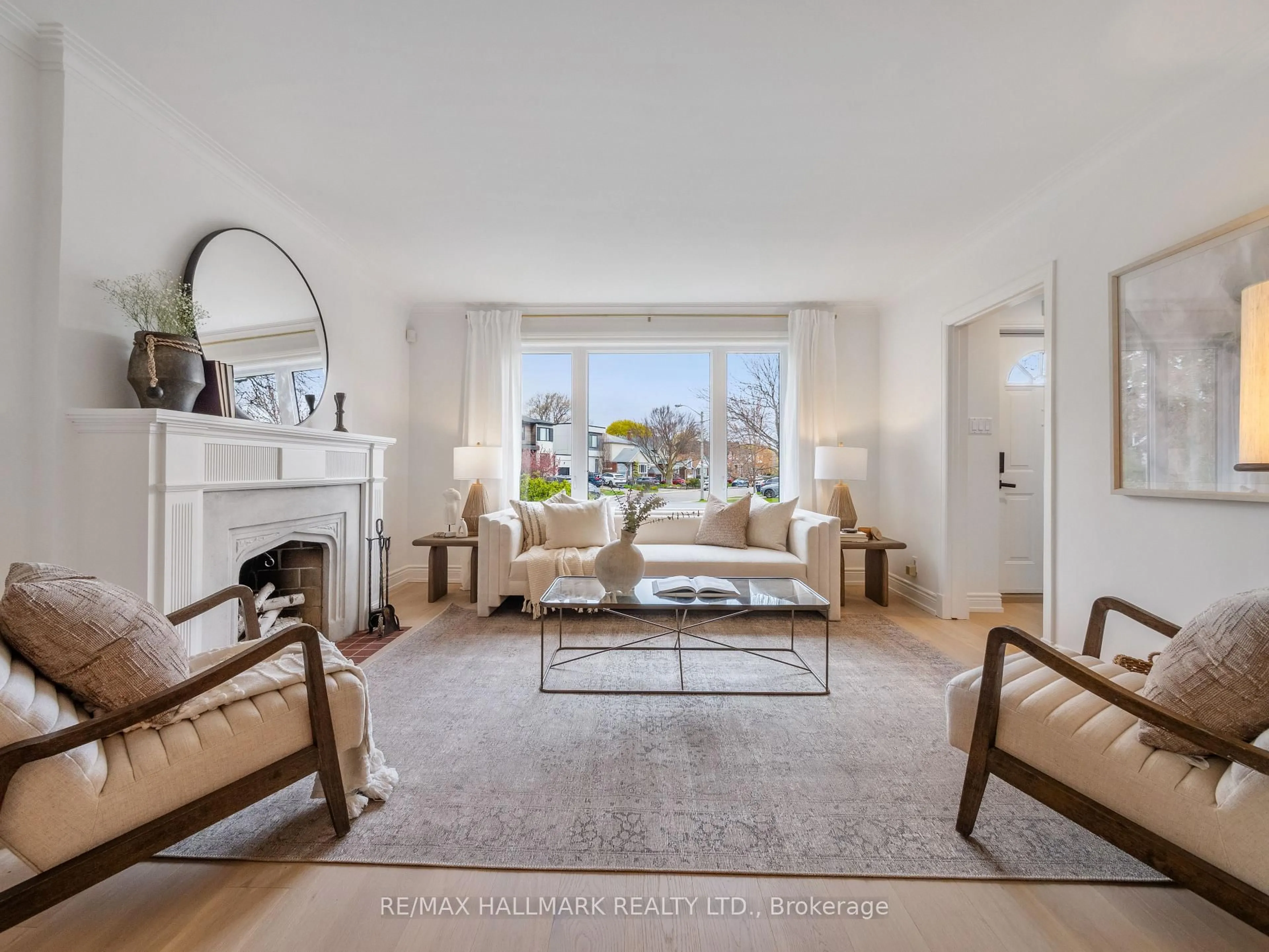 Living room with furniture, unknown for 39 Briar Dale Blvd, Toronto Ontario M1N 1Z6