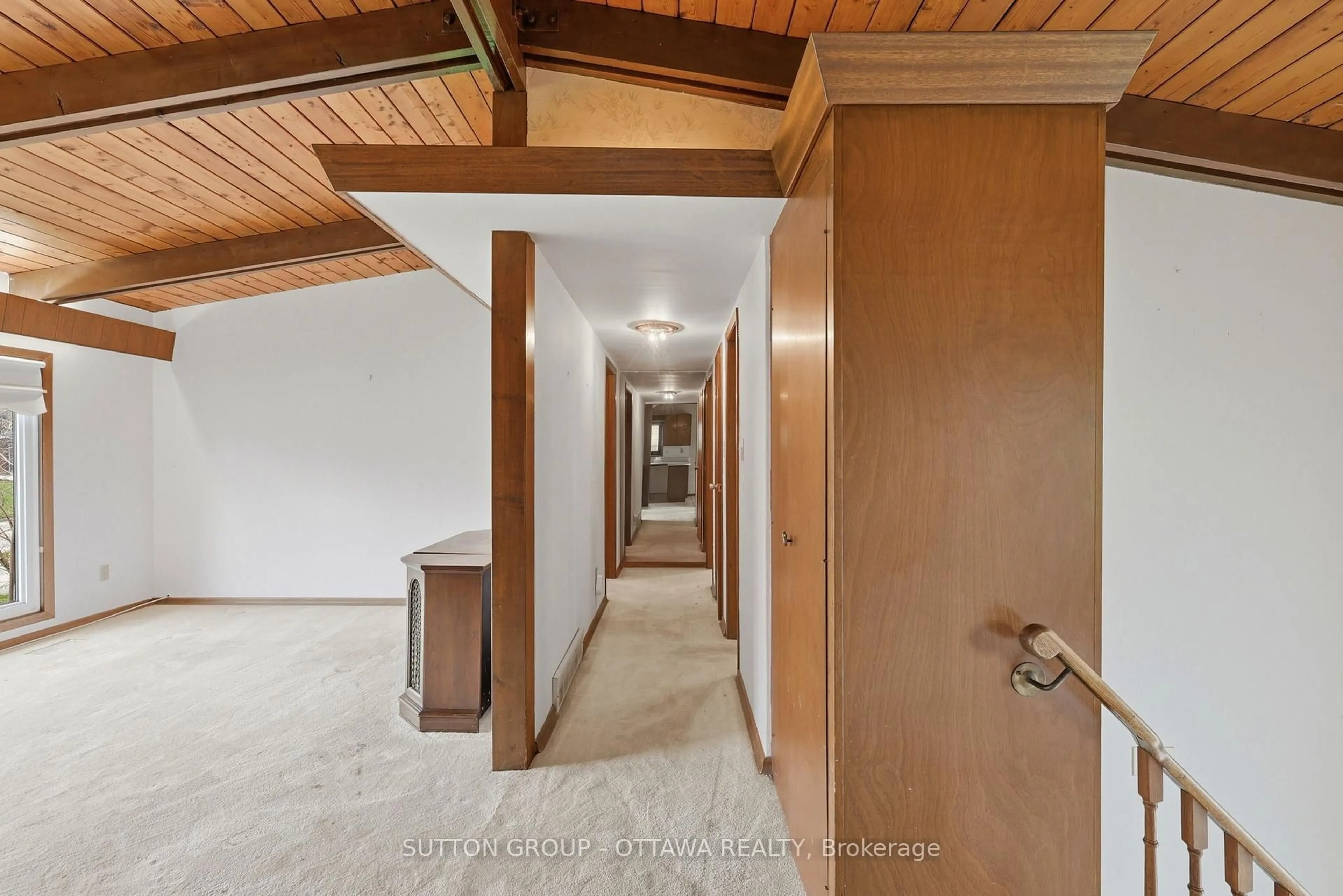 Indoor foyer for 301 Central Park Blvd, Oshawa Ontario L1G 5Z5