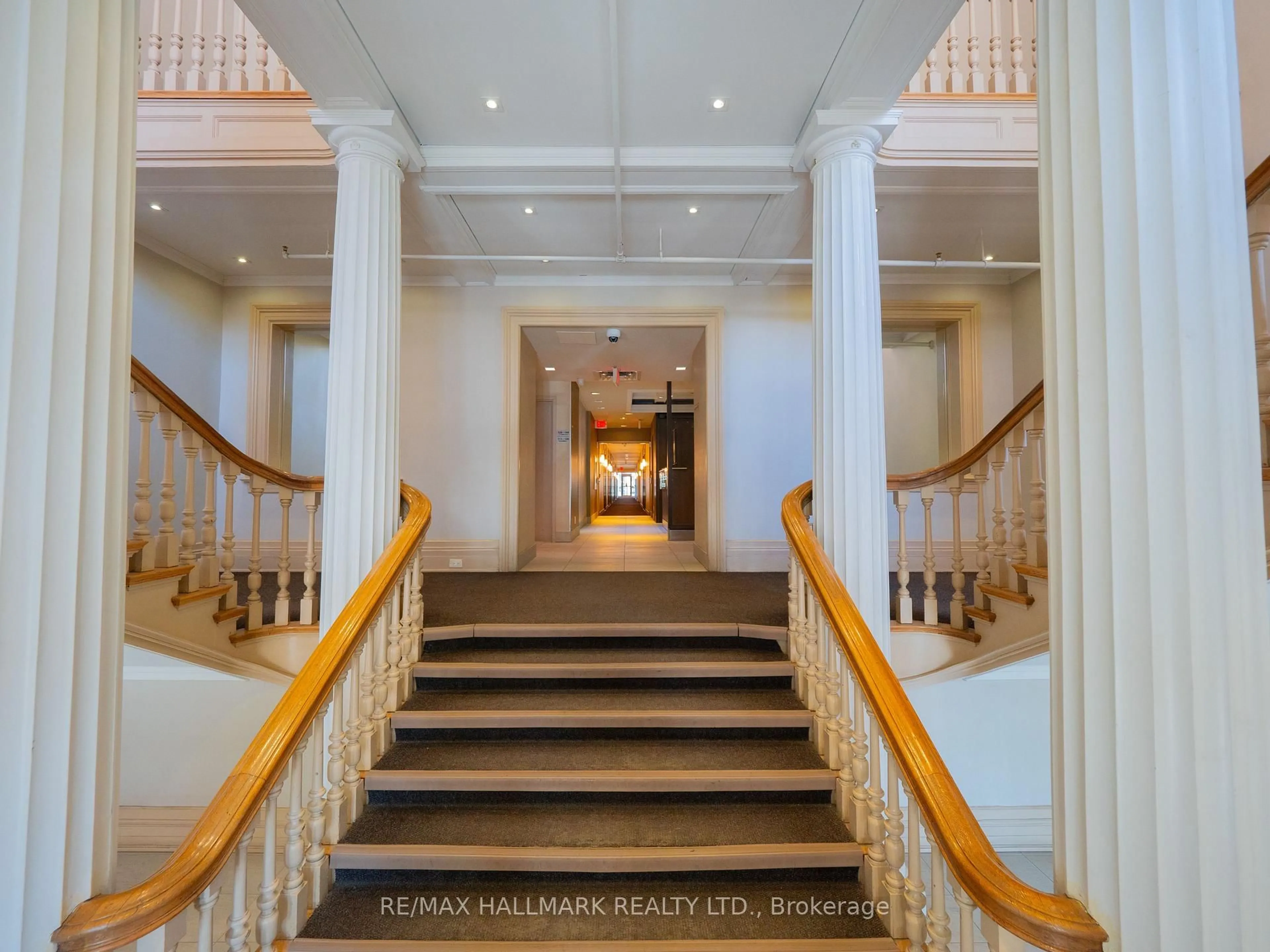 Indoor foyer for 201 Carlaw Ave #112, Toronto Ontario M4M 2S3