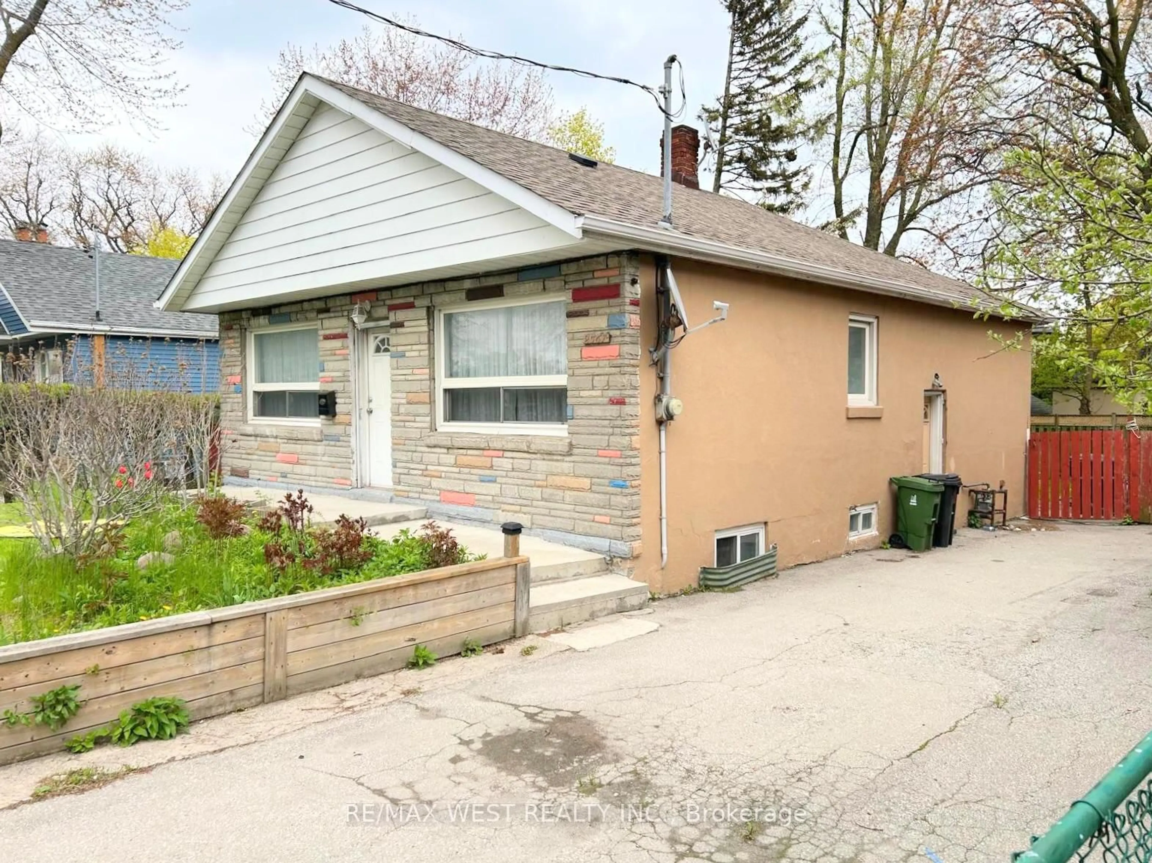 Unknown for 2567 Kingston Rd, Toronto Ontario M1M 1M1