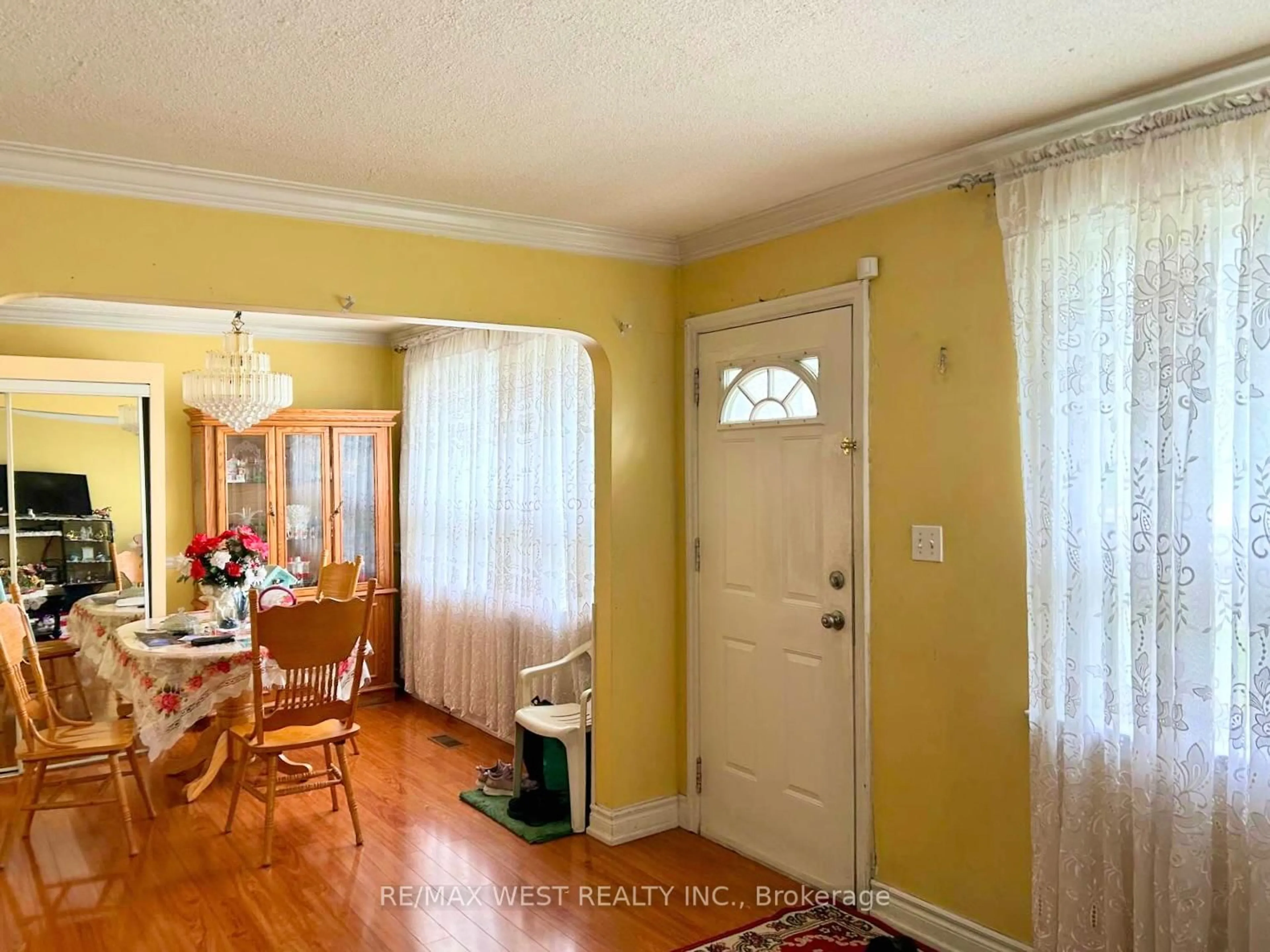 Unknown for 2567 Kingston Rd, Toronto Ontario M1M 1M1
