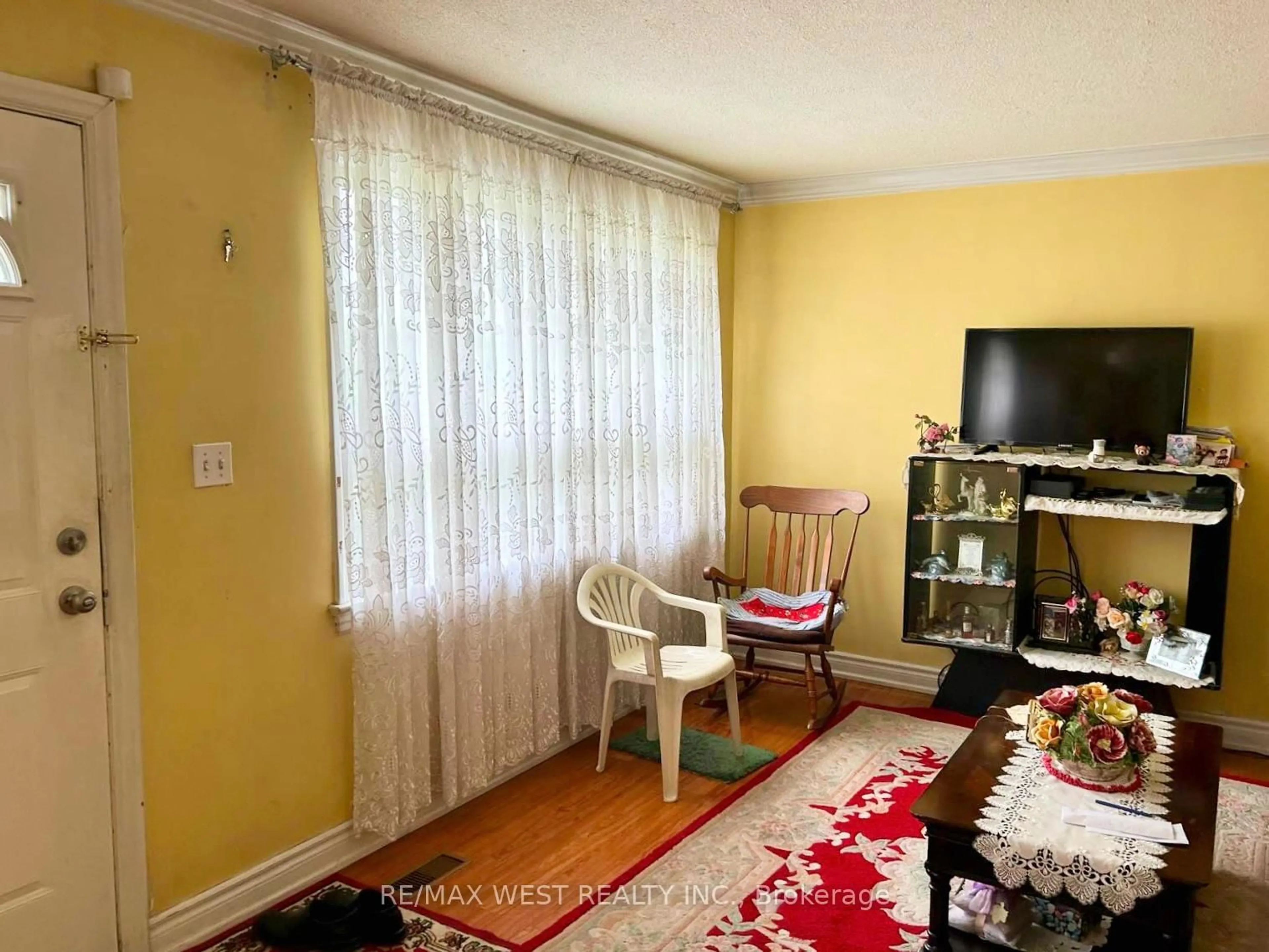 A pic of a room for 2567 Kingston Rd, Toronto Ontario M1M 1M1