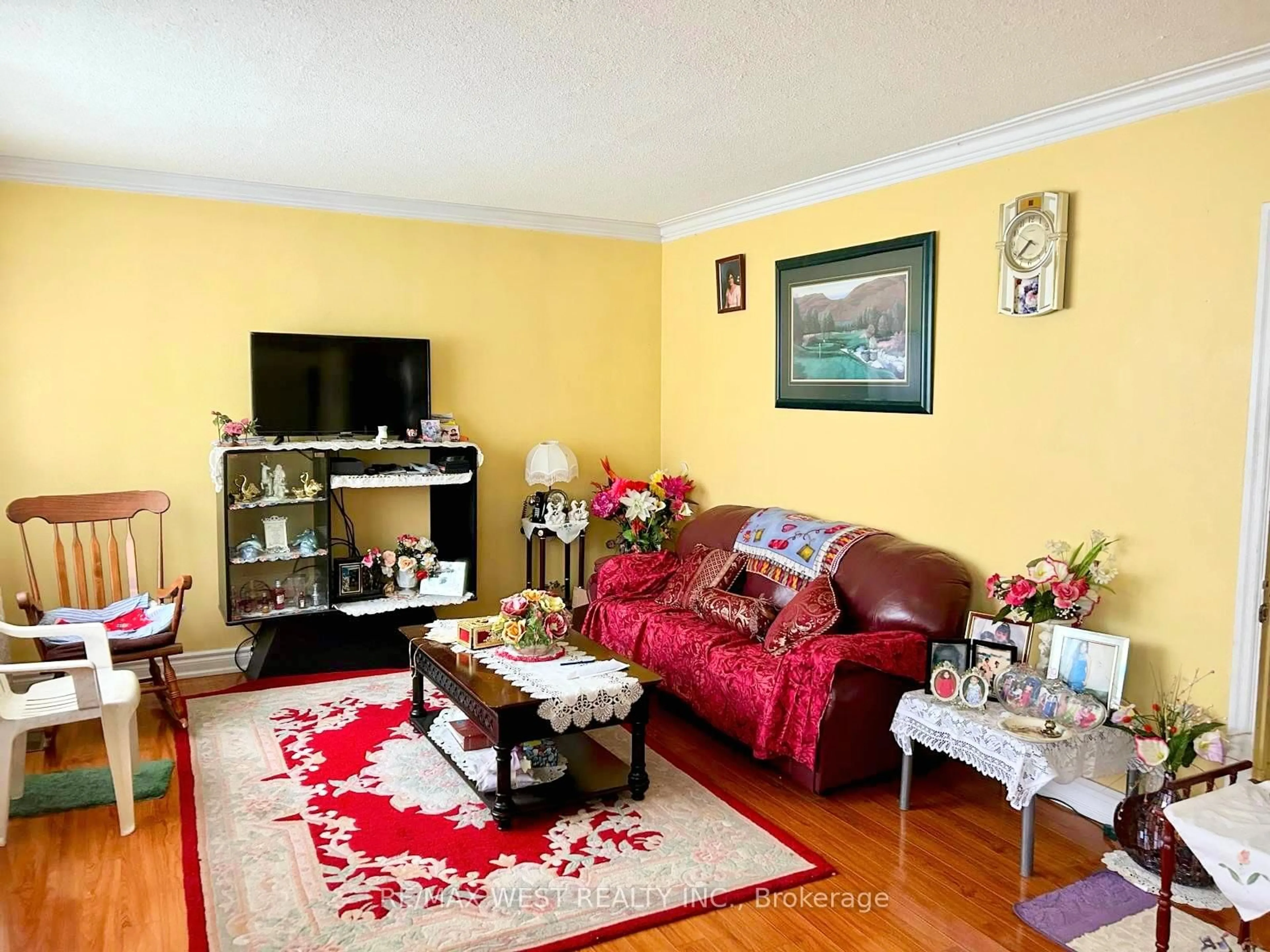 Living room with furniture, wood/laminate floor for 2567 Kingston Rd, Toronto Ontario M1M 1M1