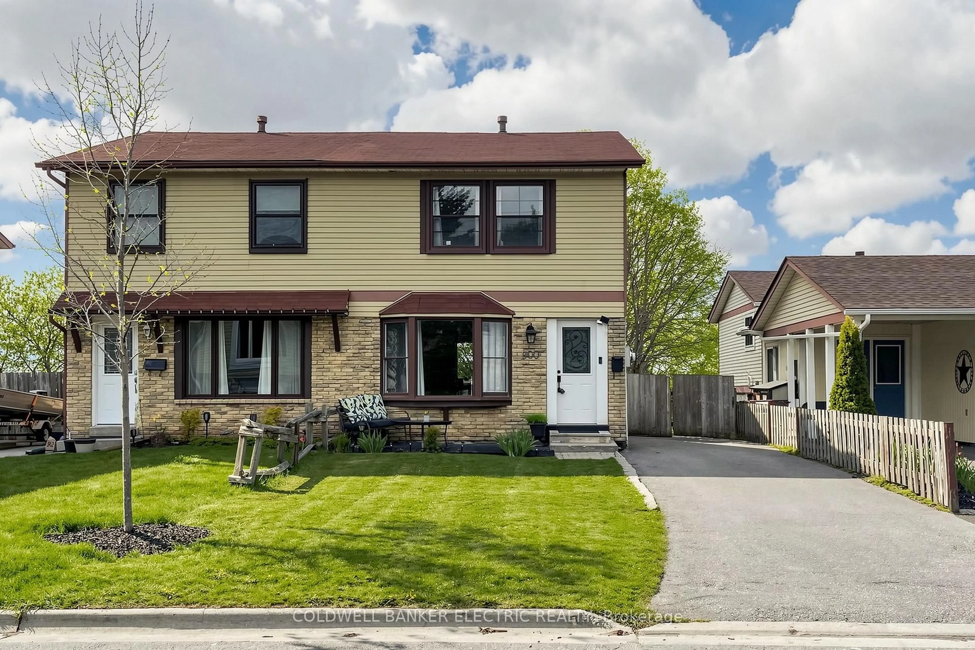 Home with vinyl exterior material, street for 900 Southridge St, Oshawa Ontario L1H 8A5