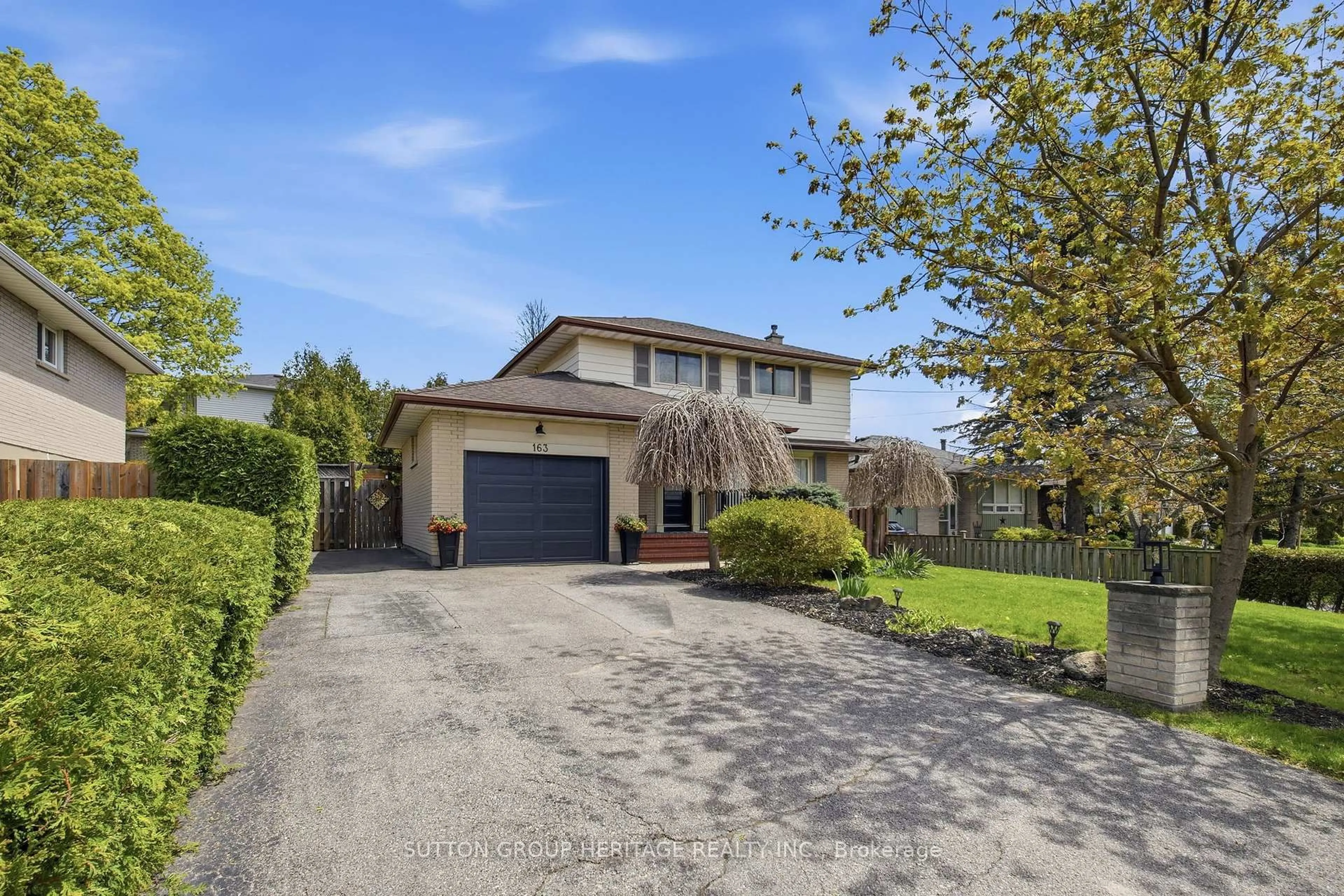 A pic from outside/outdoor area/front of a property/back of a property/a pic from drone, street for 163 Keewatin St, Oshawa Ontario L1H 6Z4