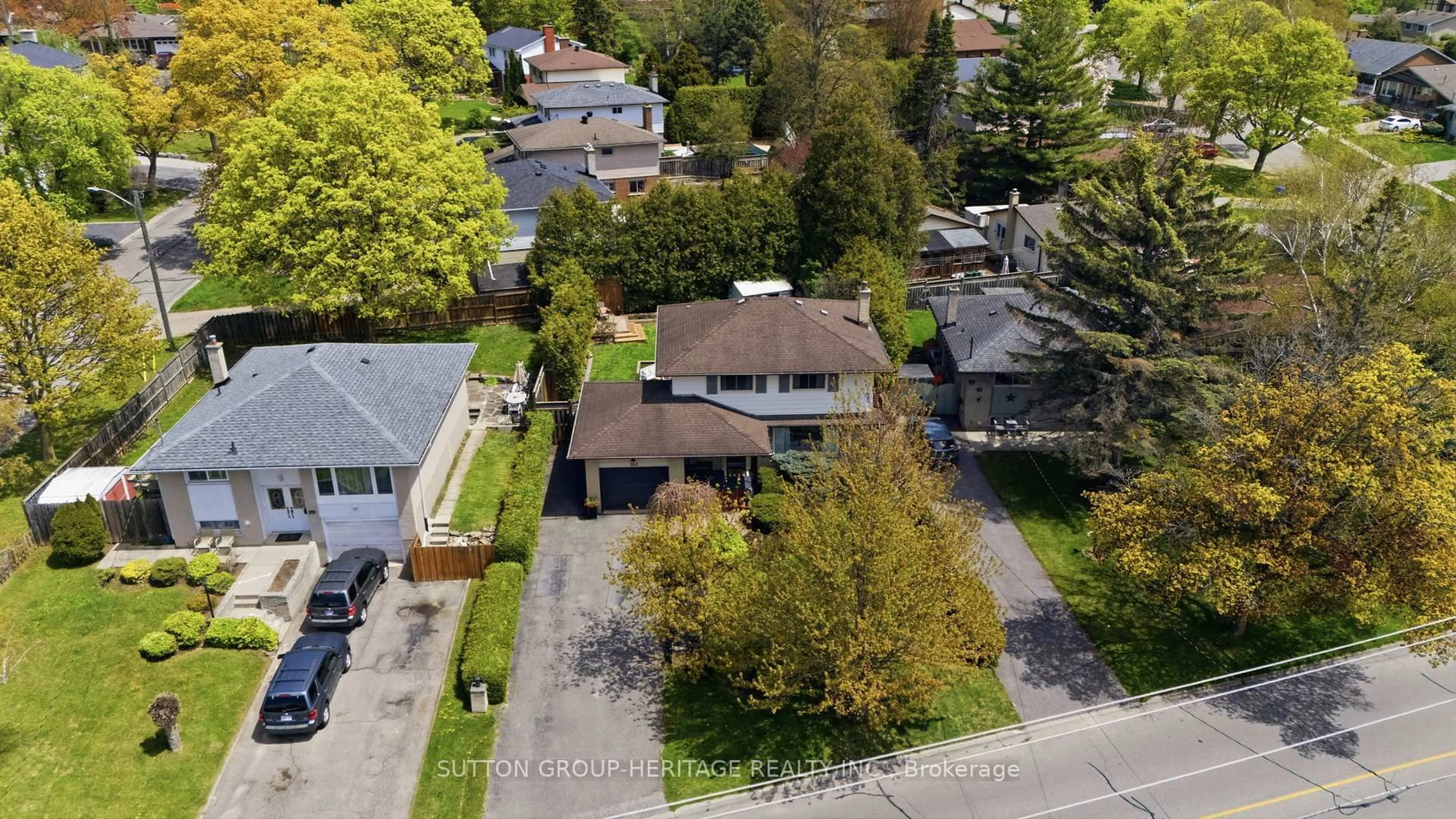 A pic from outside/outdoor area/front of a property/back of a property/a pic from drone, street for 163 Keewatin St, Oshawa Ontario L1H 6Z4
