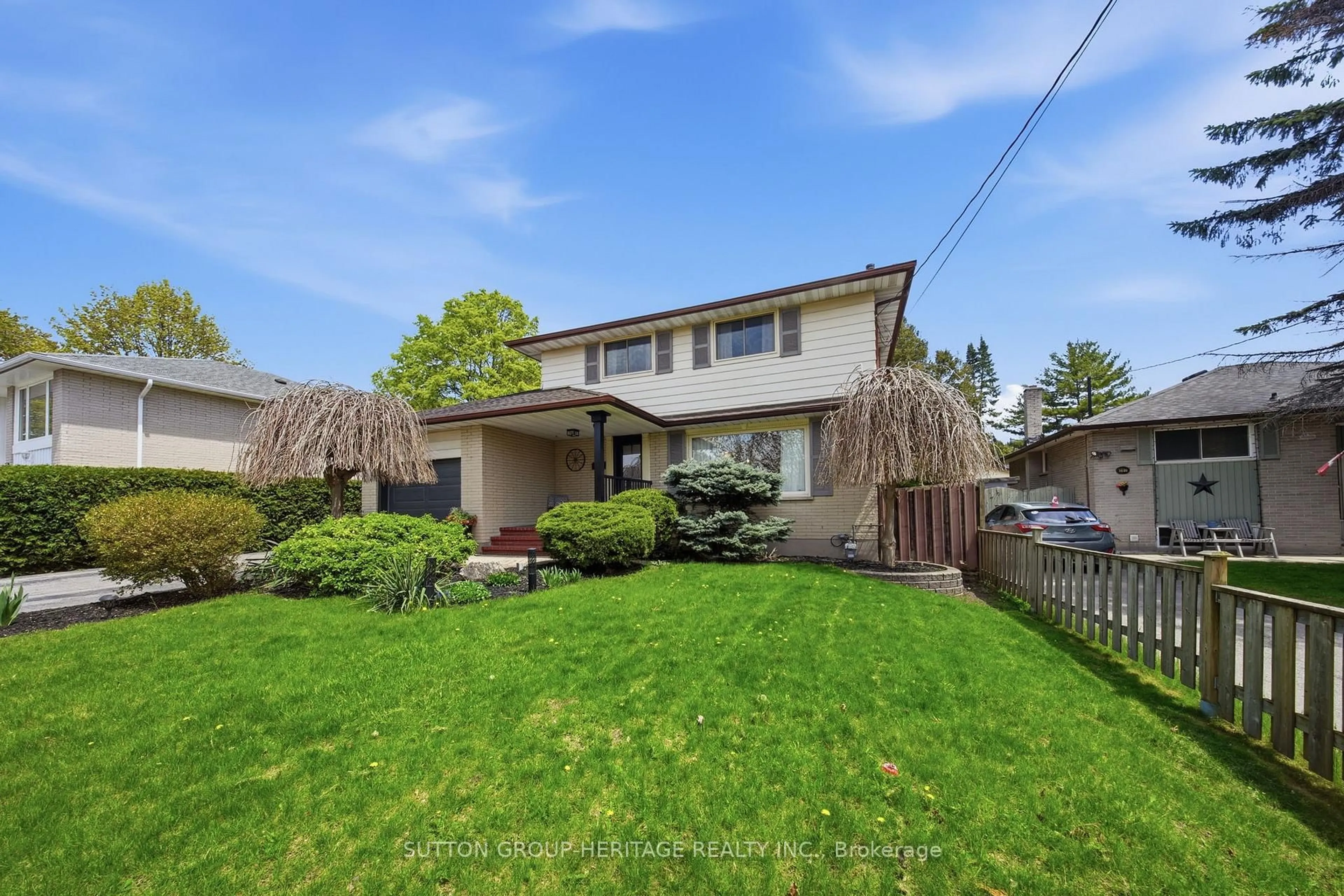 A pic from outside/outdoor area/front of a property/back of a property/a pic from drone, street for 163 Keewatin St, Oshawa Ontario L1H 6Z4