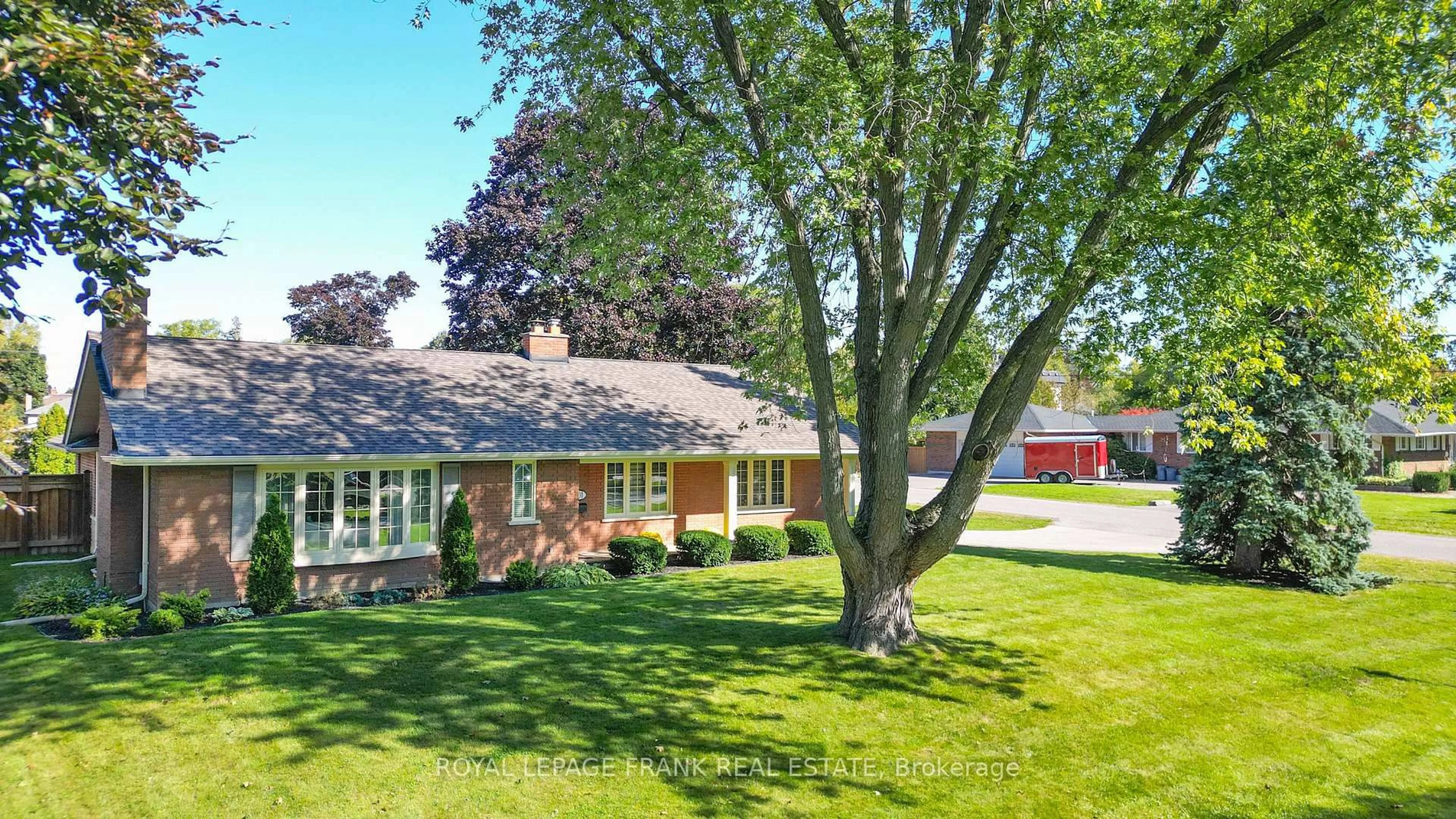 A pic from outside/outdoor area/front of a property/back of a property/a pic from drone, street for 401 Fairview Dr, Whitby Ontario L1N 3A9