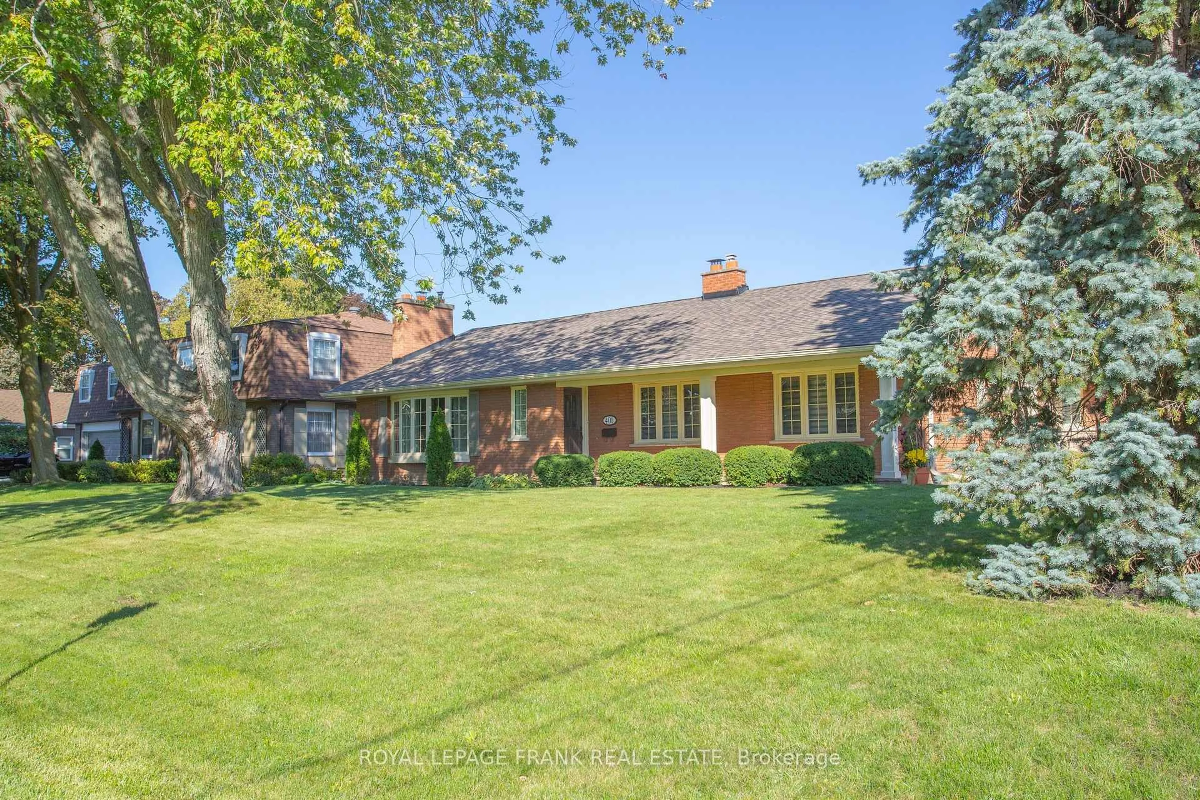 A pic from outside/outdoor area/front of a property/back of a property/a pic from drone, street for 401 Fairview Dr, Whitby Ontario L1N 3A9
