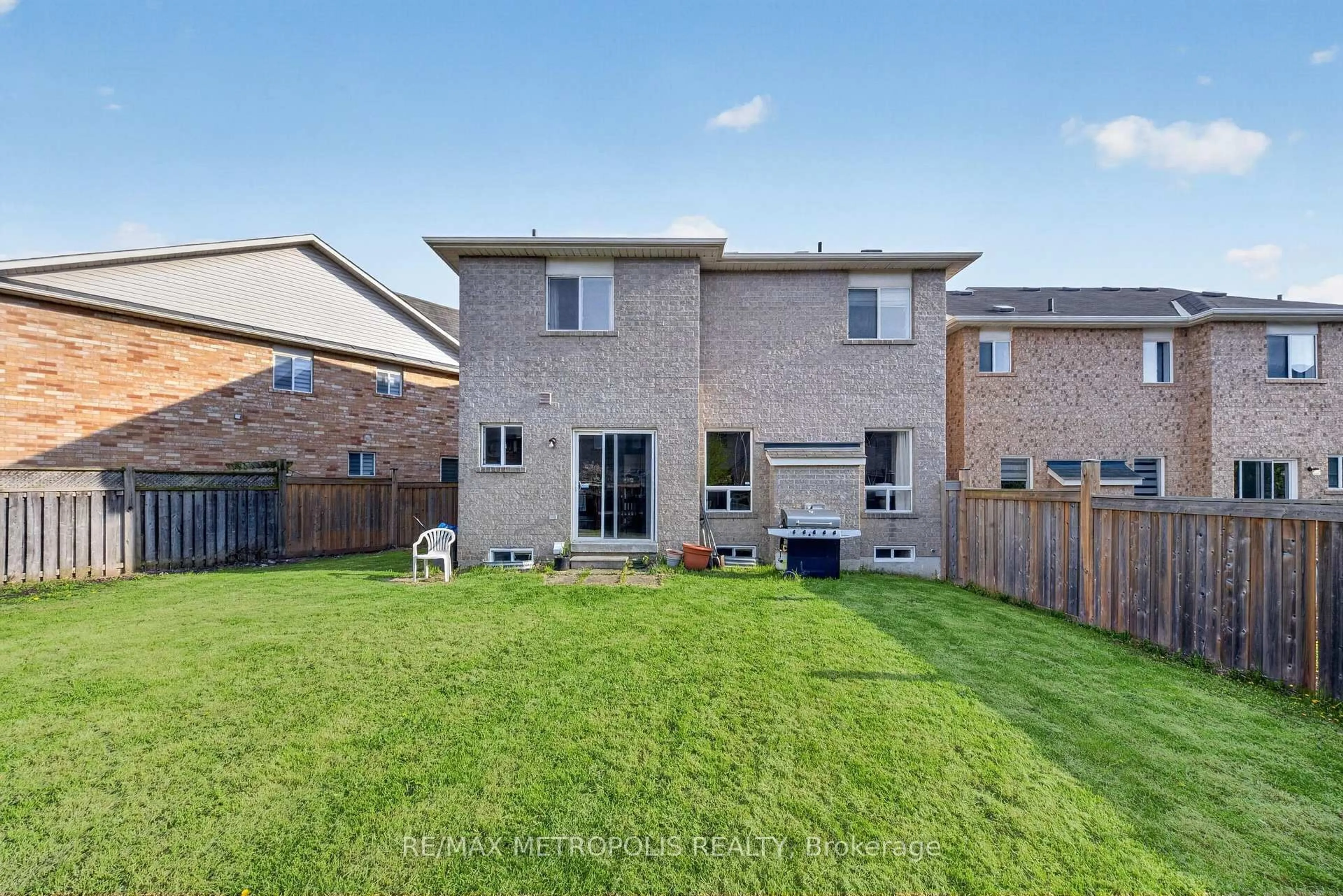 A pic from outside/outdoor area/front of a property/back of a property/a pic from drone, street for 83 Greenhalf Dr, Ajax Ontario L1S 7R6