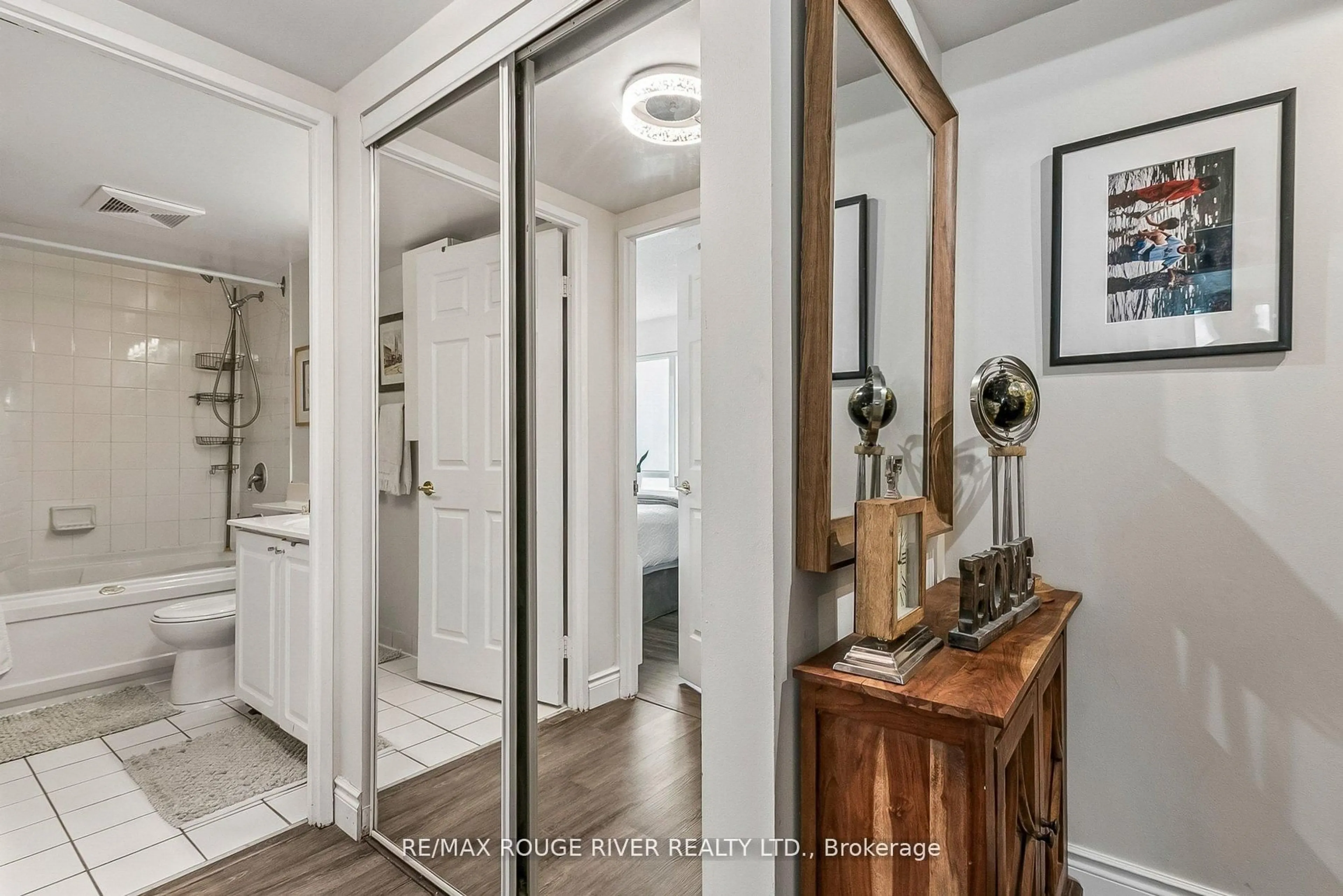 Indoor entryway for 11 Lee Centre Dr #1203, Toronto Ontario M1H 3J5