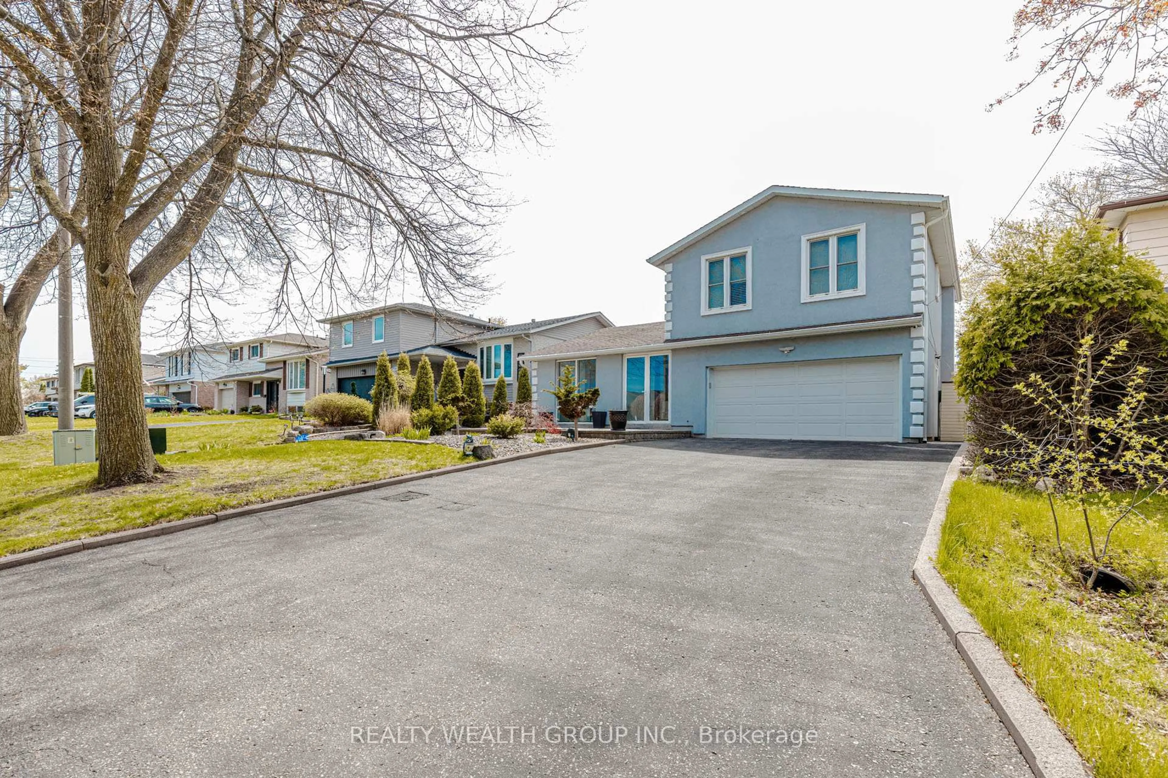 Home with vinyl exterior material, street for 688 Antigua Cres, Oshawa Ontario L1J 6B4
