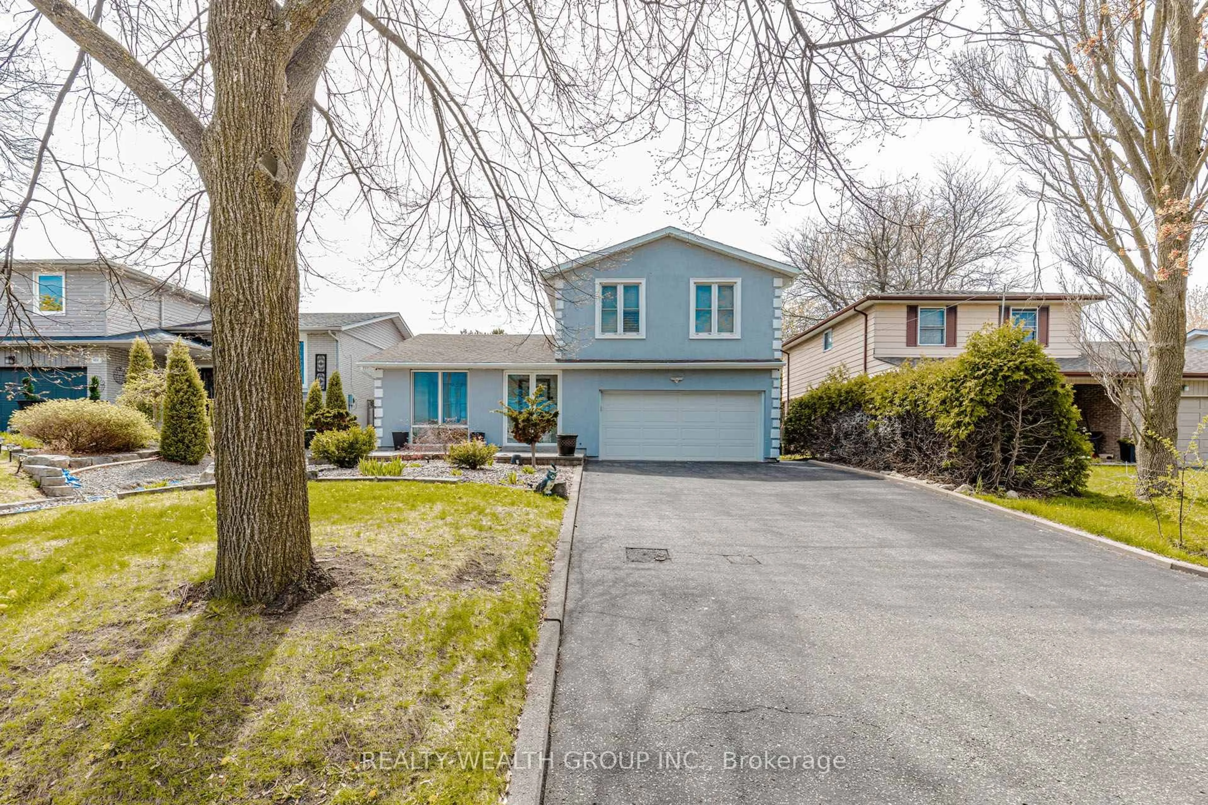 Home with vinyl exterior material, street for 688 Antigua Cres, Oshawa Ontario L1J 6B4