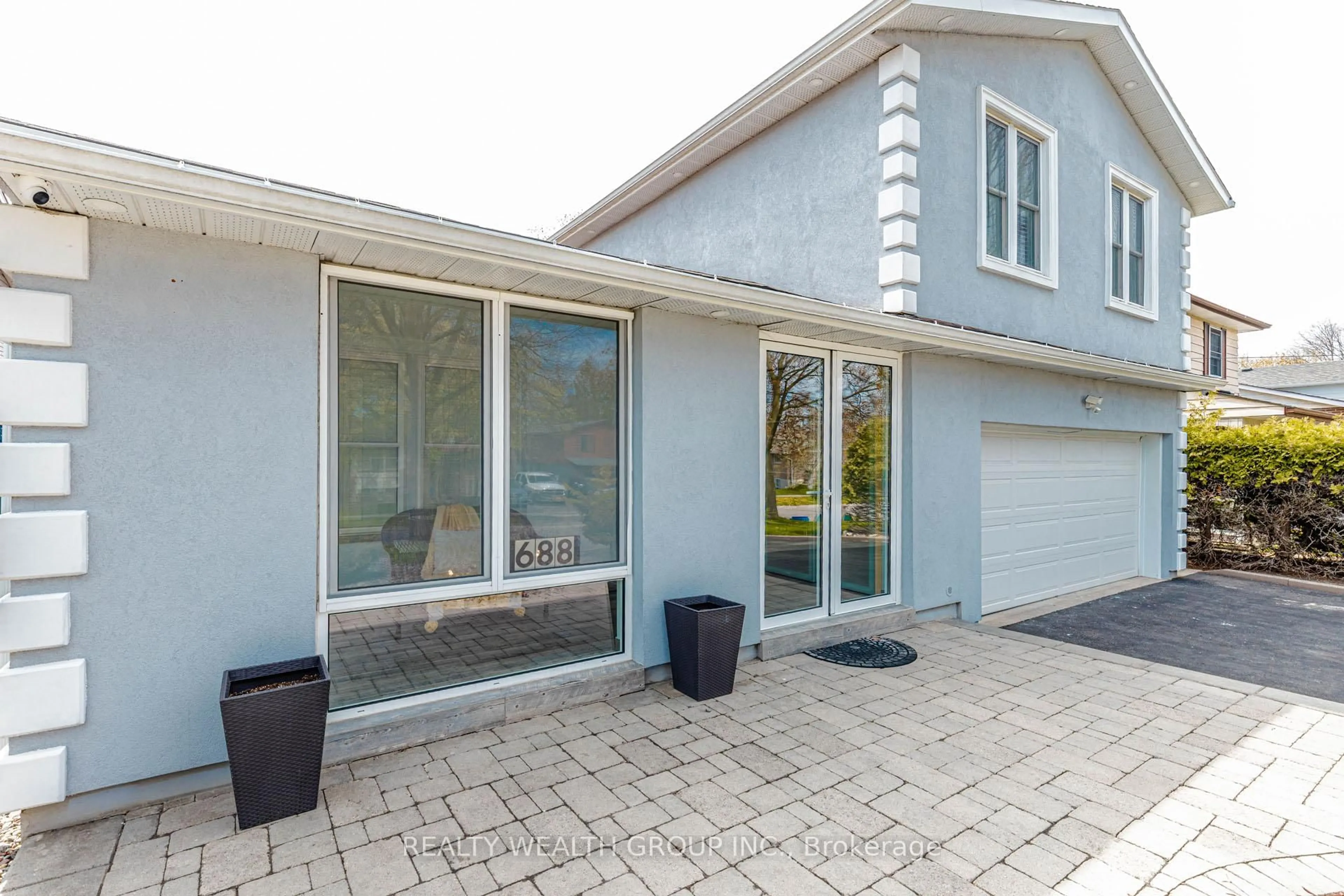 Home with vinyl exterior material, street for 688 Antigua Cres, Oshawa Ontario L1J 6B4