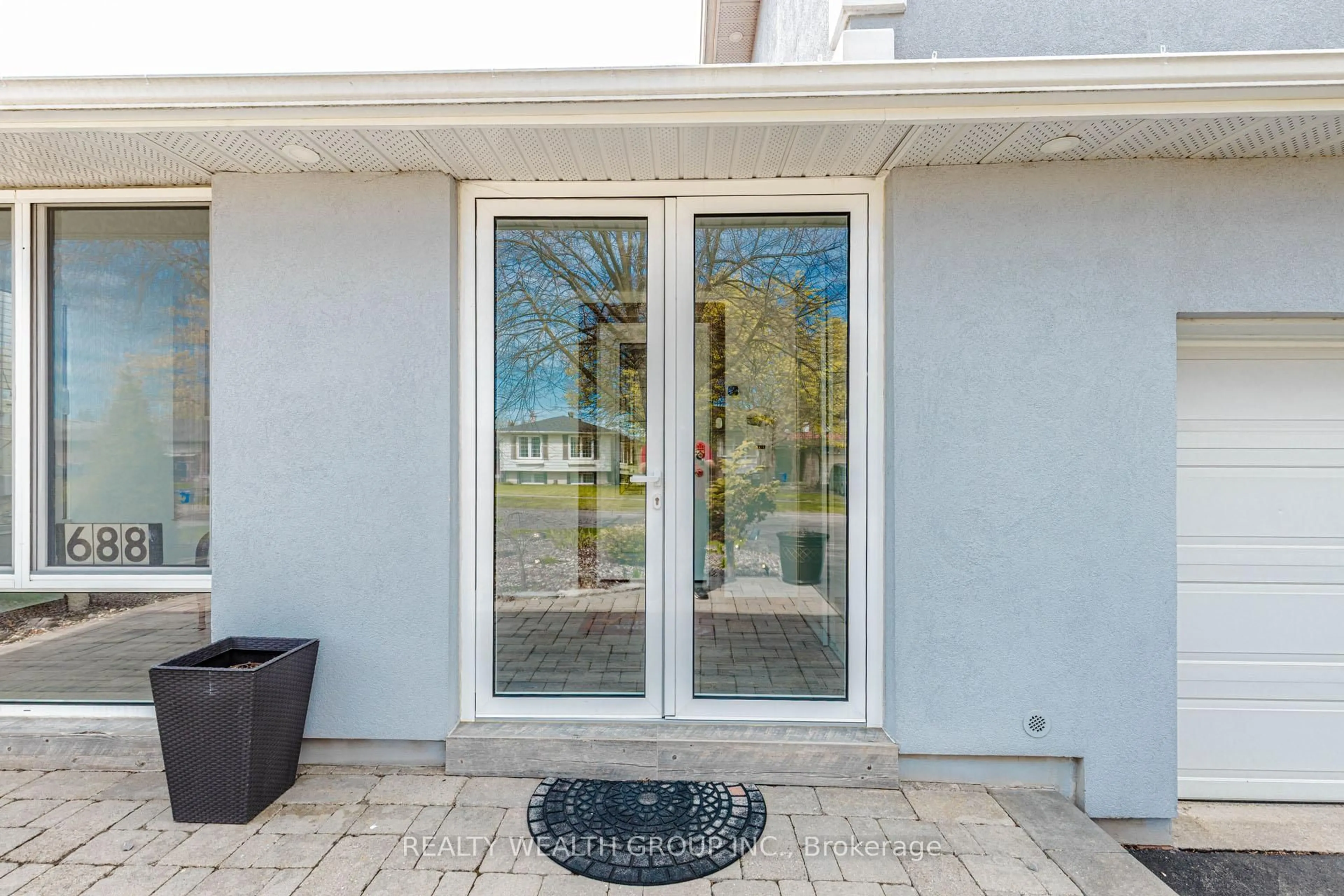 Unknown for 688 Antigua Cres, Oshawa Ontario L1J 6B4
