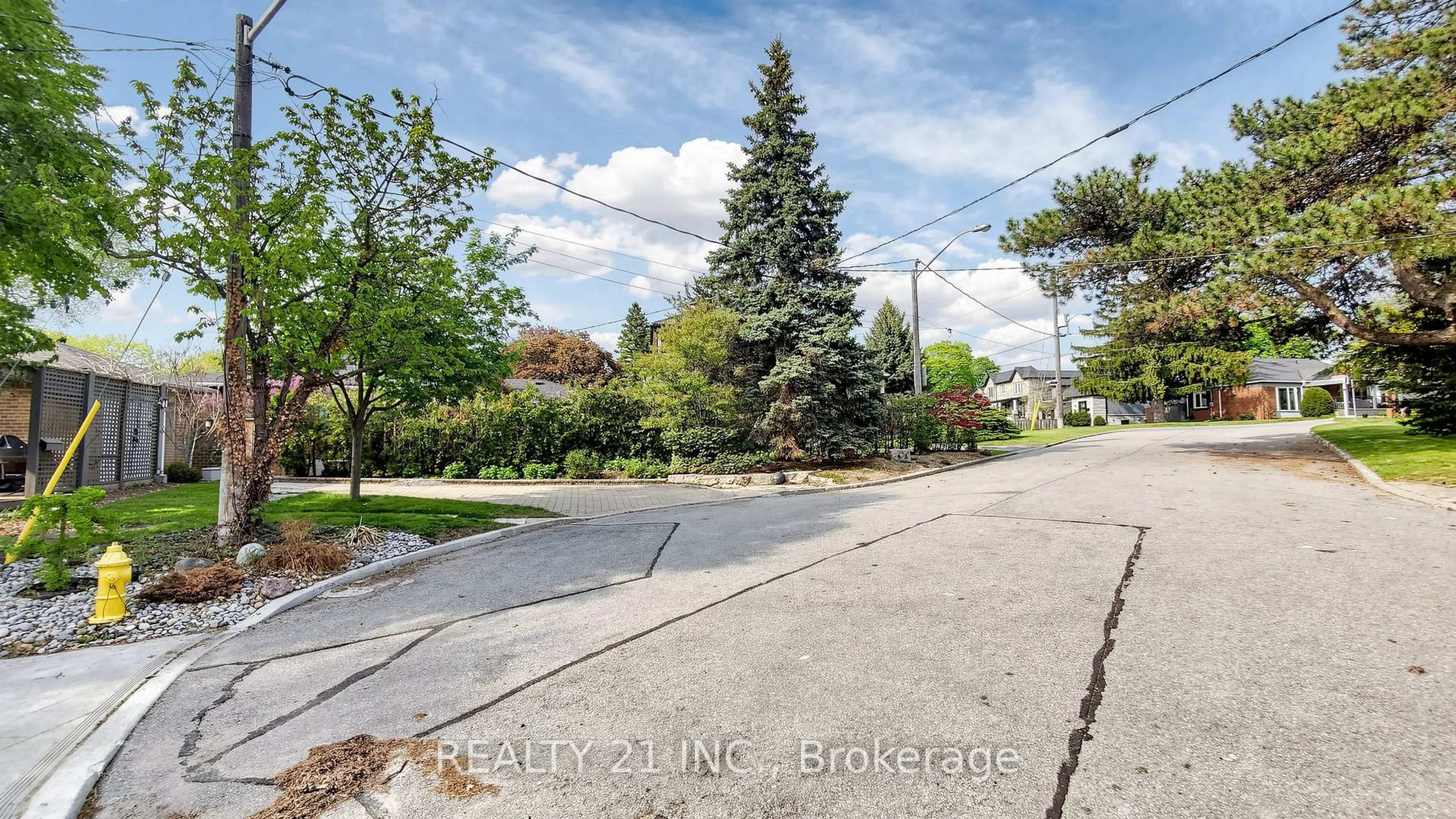 A pic from outside/outdoor area/front of a property/back of a property/a pic from drone, street for 3 Stinson Circ, Toronto Ontario M4B 2Y7